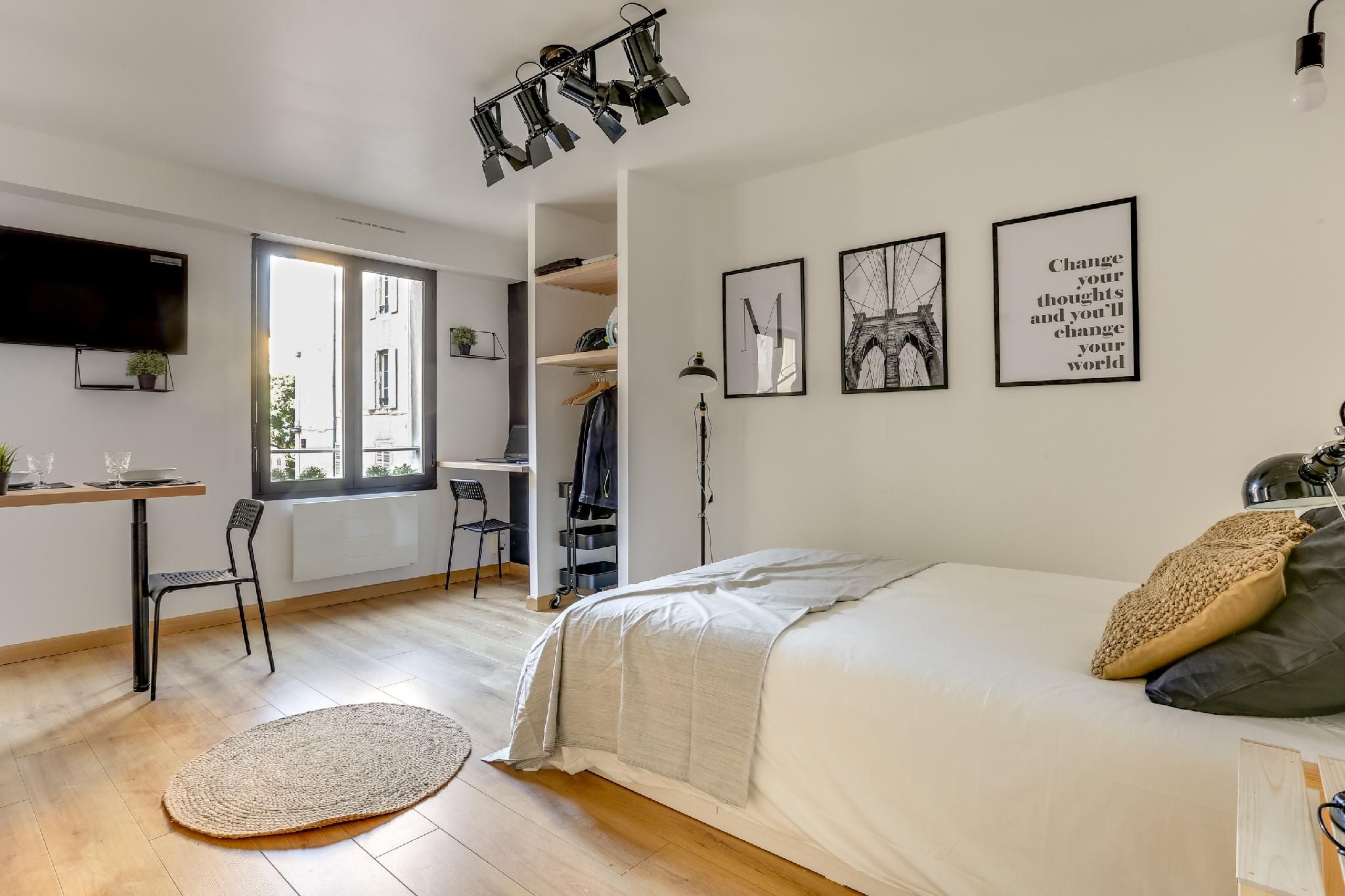 Studio-Douche-Moderne-Vue sur la cour-Leopold