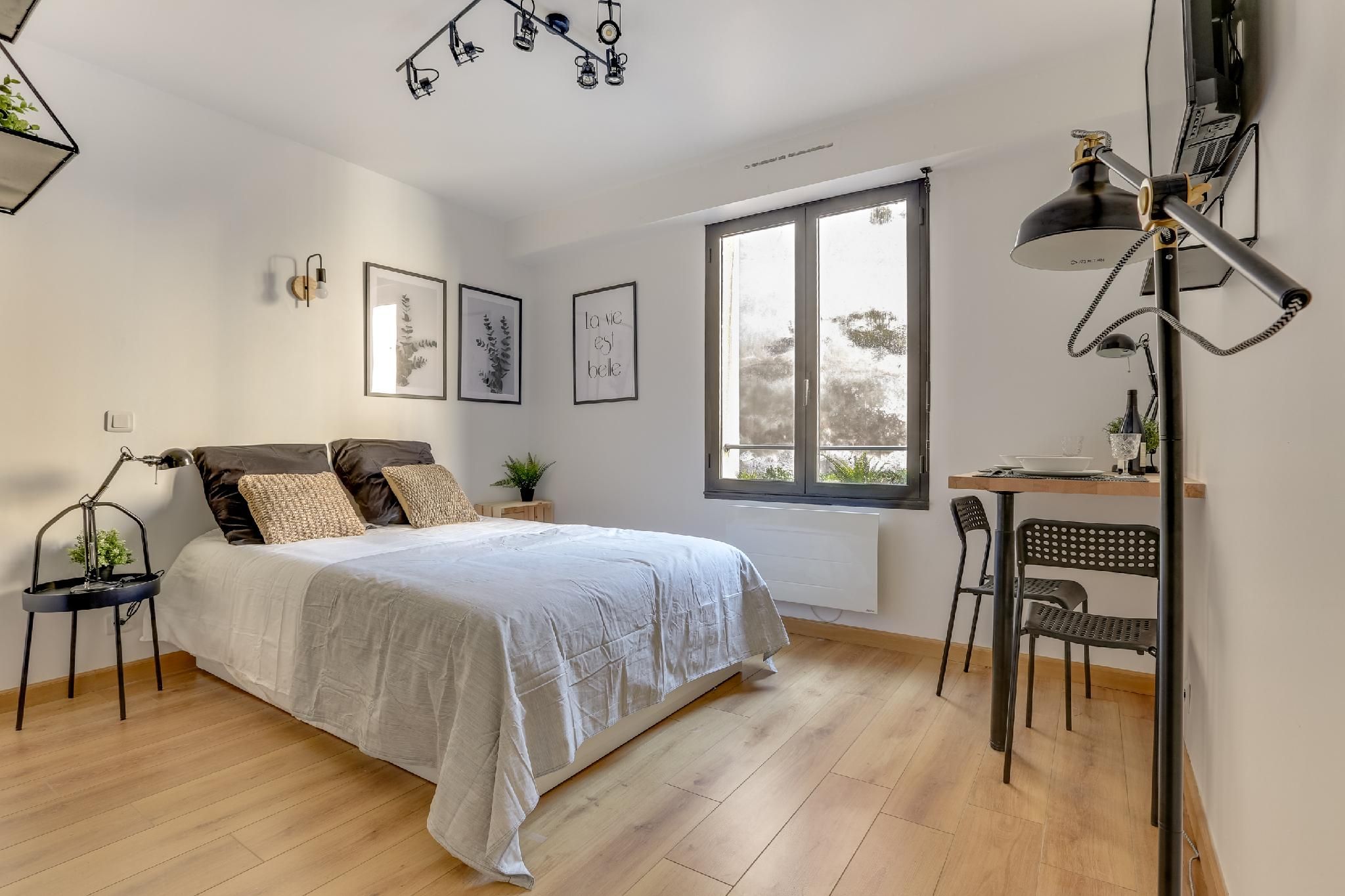 Studio-Douche-Moderne-Vue sur la cour-Carnot