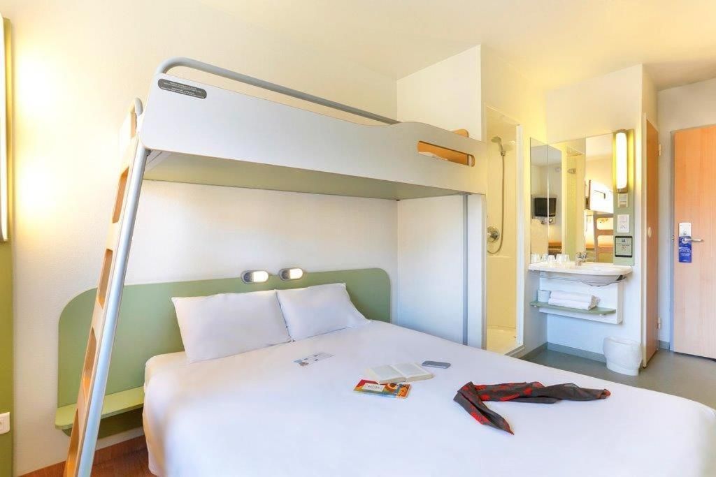ibis budget Biarritz Anglet Triple - Room With A Large Bed And A Bunk Bed
