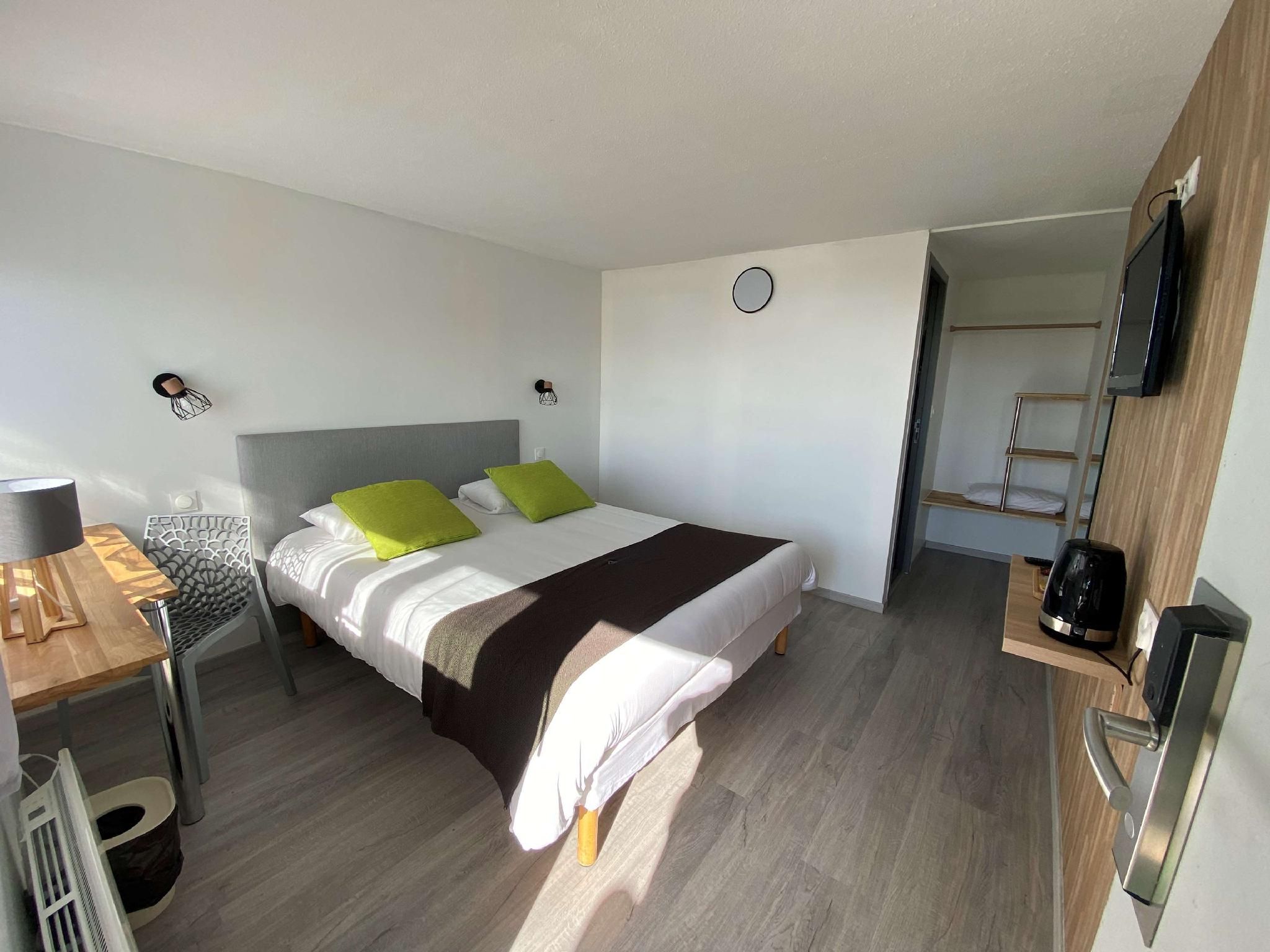 Standard Room - 1 Double Bed 1 Single Bed