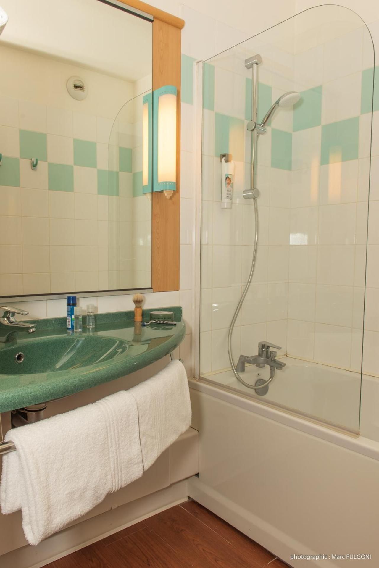 ibis La Bresse Gerardmer Standard Room with one double bed and one single bed 3