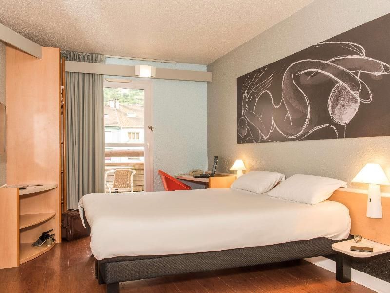 Standard Twin -2 Single Beds