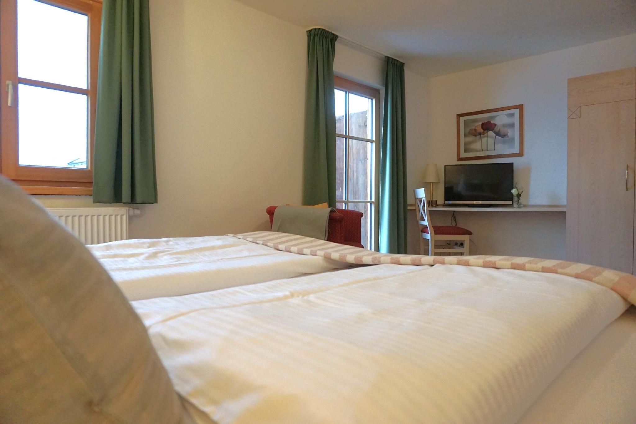 Familienzimmer-Ensuite Dusche-Bergblick