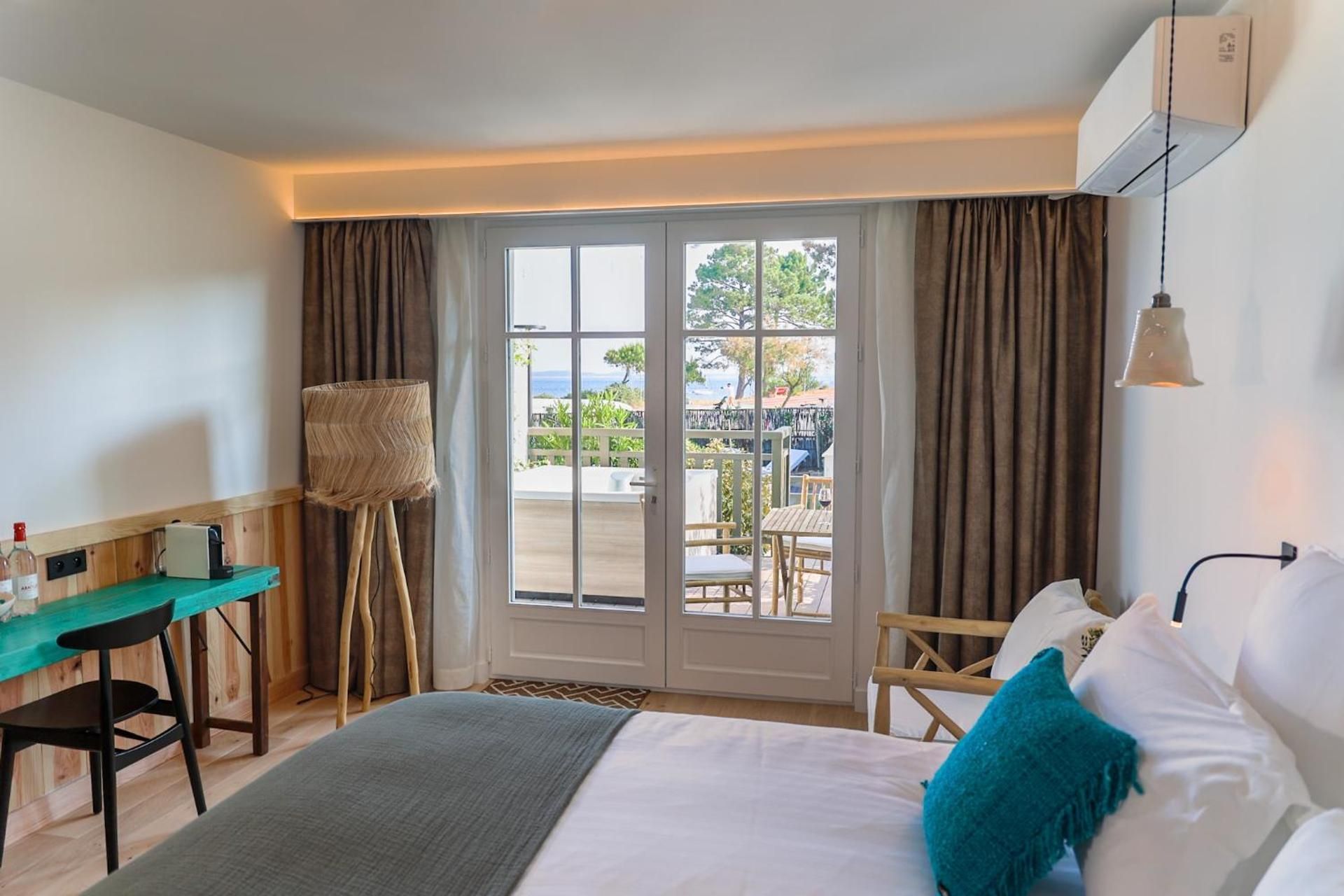 Deluxe Suite with Partial Sea View and Jacuzzi