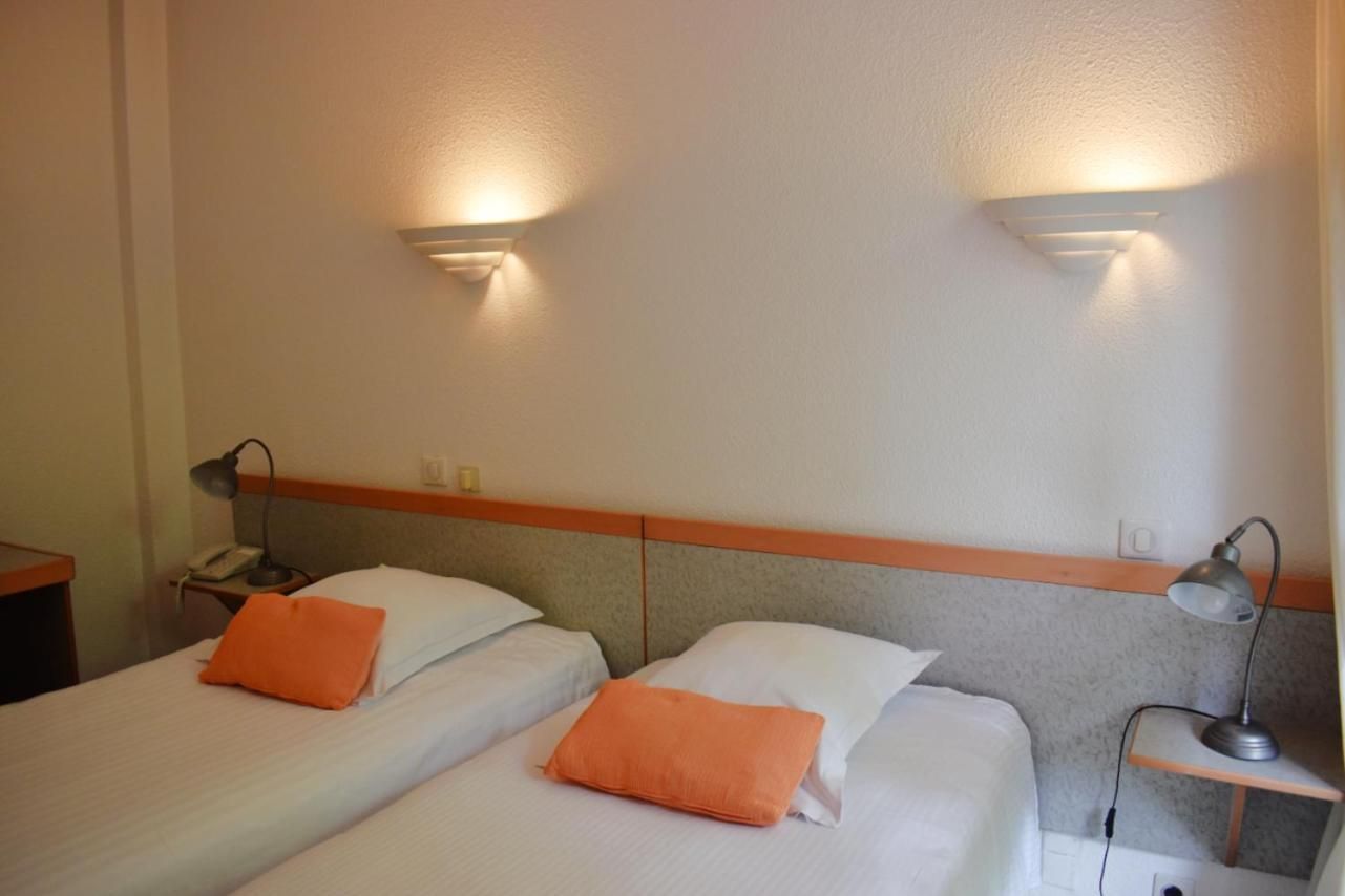 Twin Room - Street Side