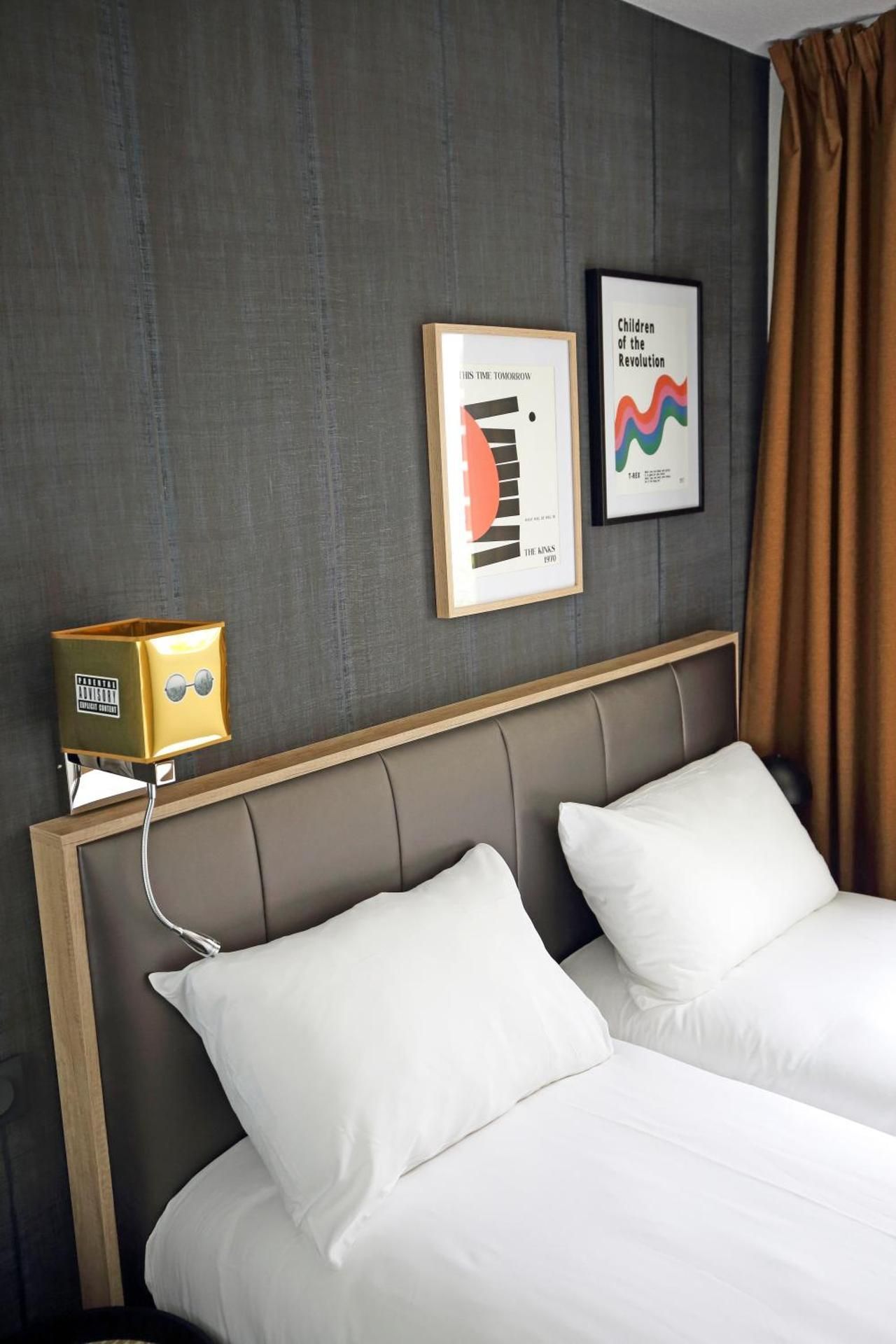 Pop room with 2 single beds