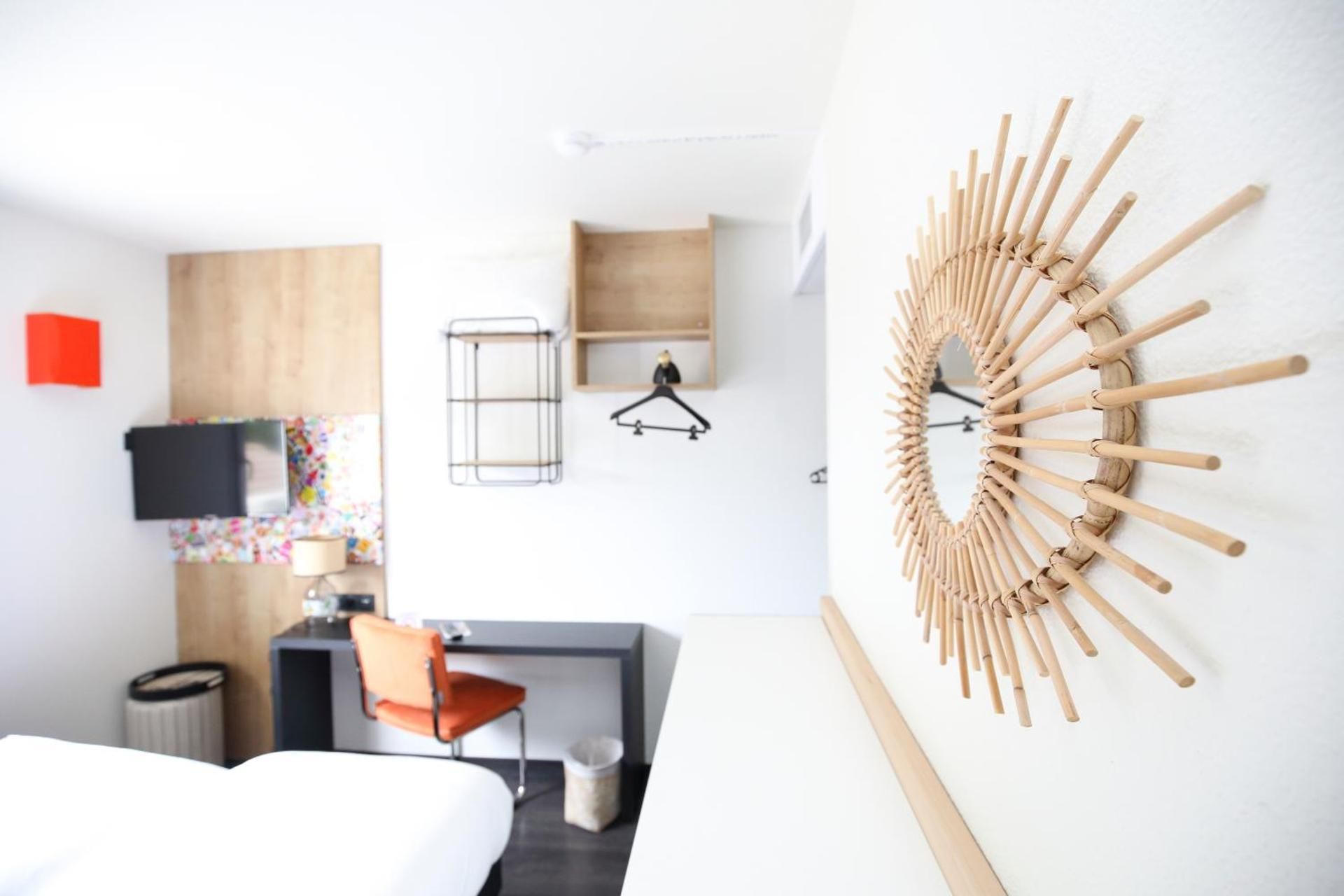 Pop room with 2 single beds