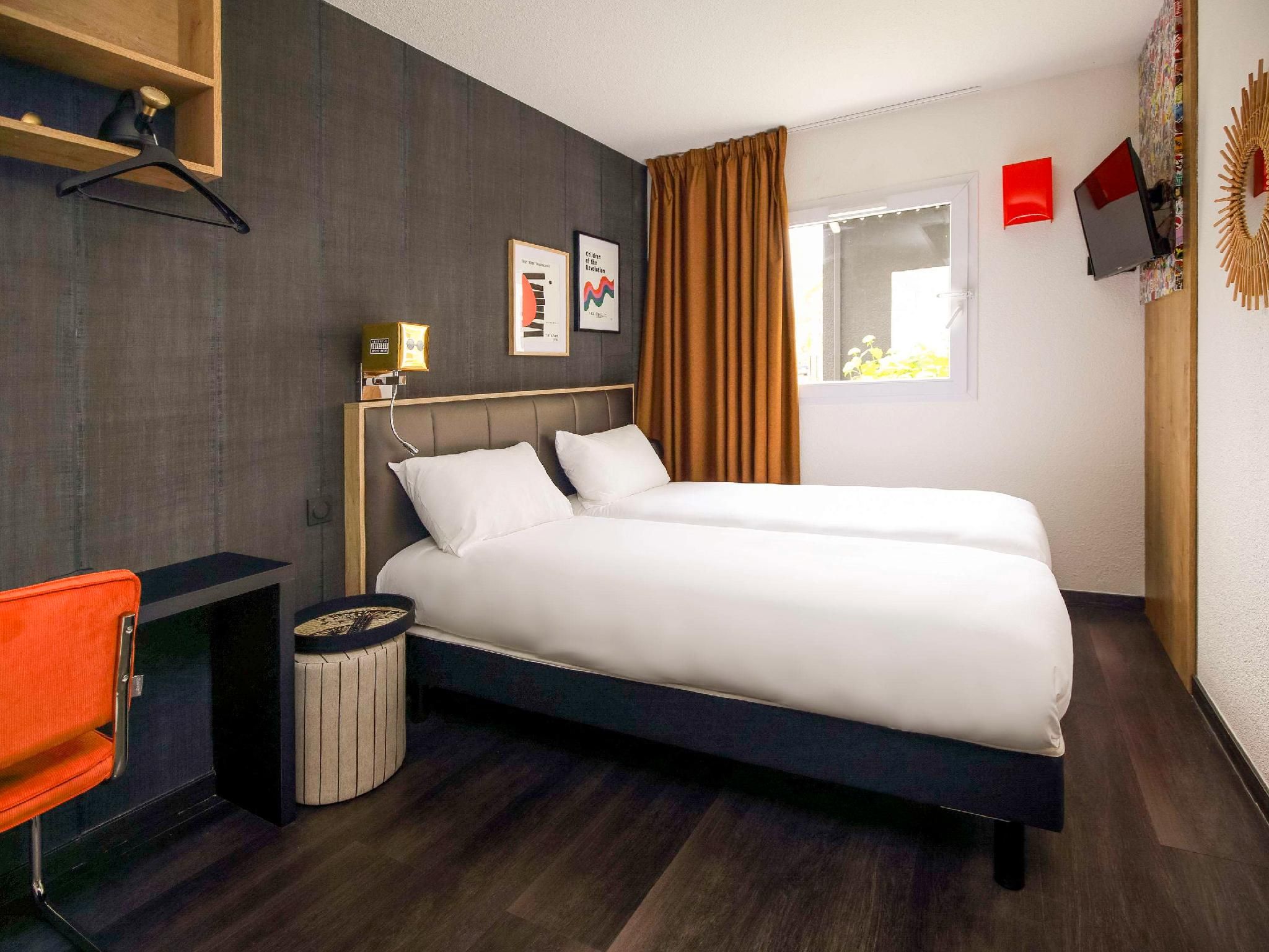 Pop Room with 2 Single Beds