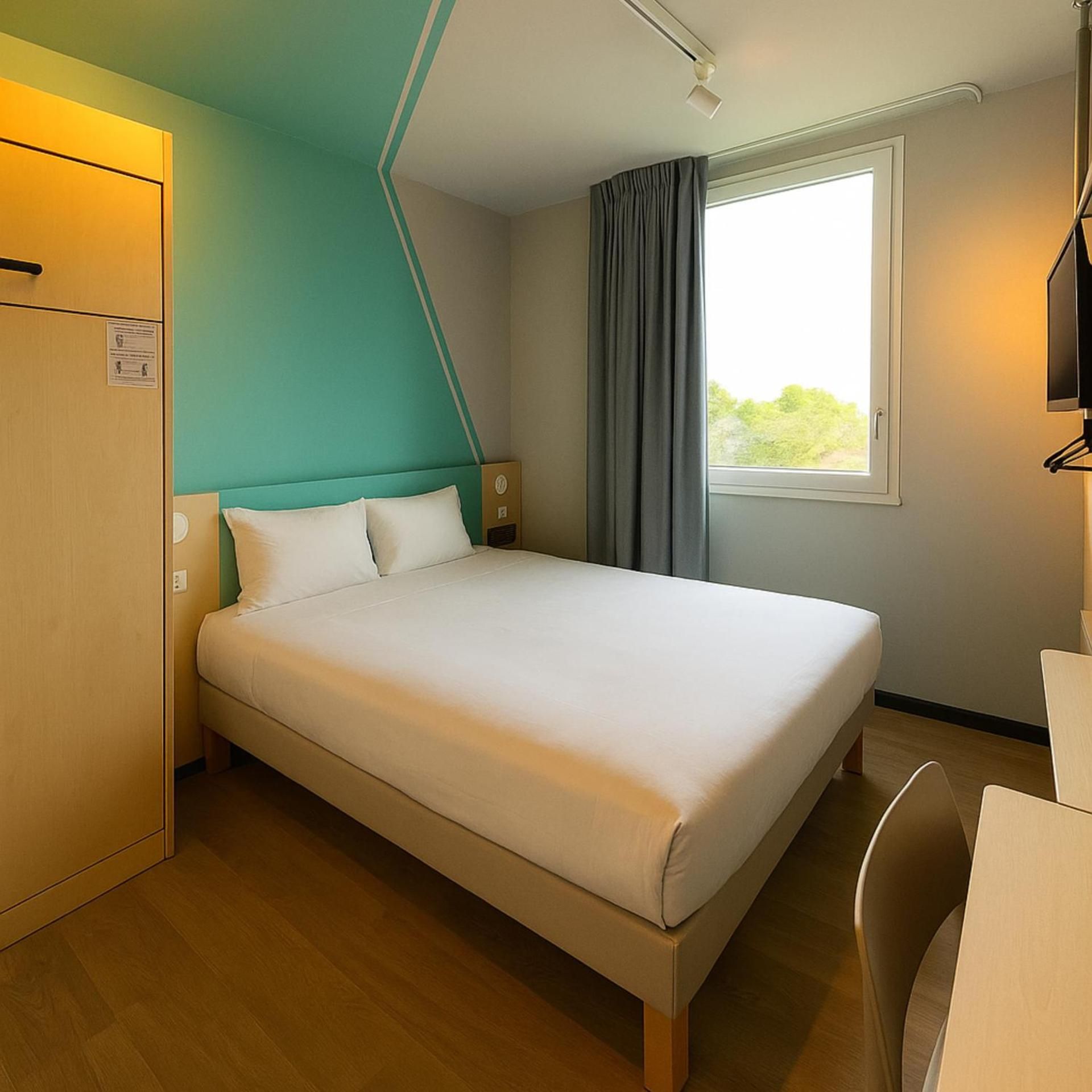 Standard Double Room with 1 double bed and a Mu rphy bed