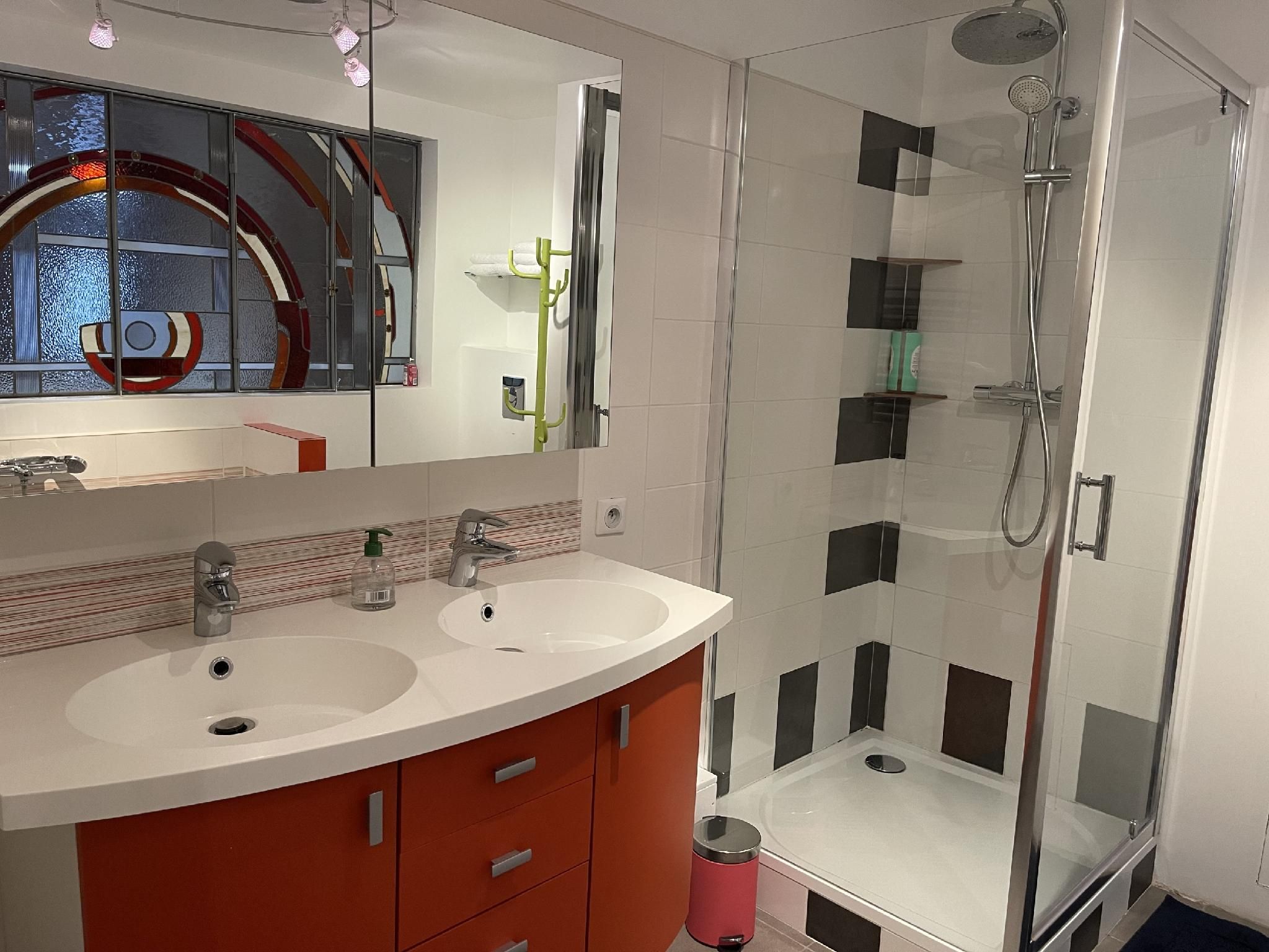 Le Rubik's Cube-Appartement-Design-SDB privée avec baignoire-Vue ville