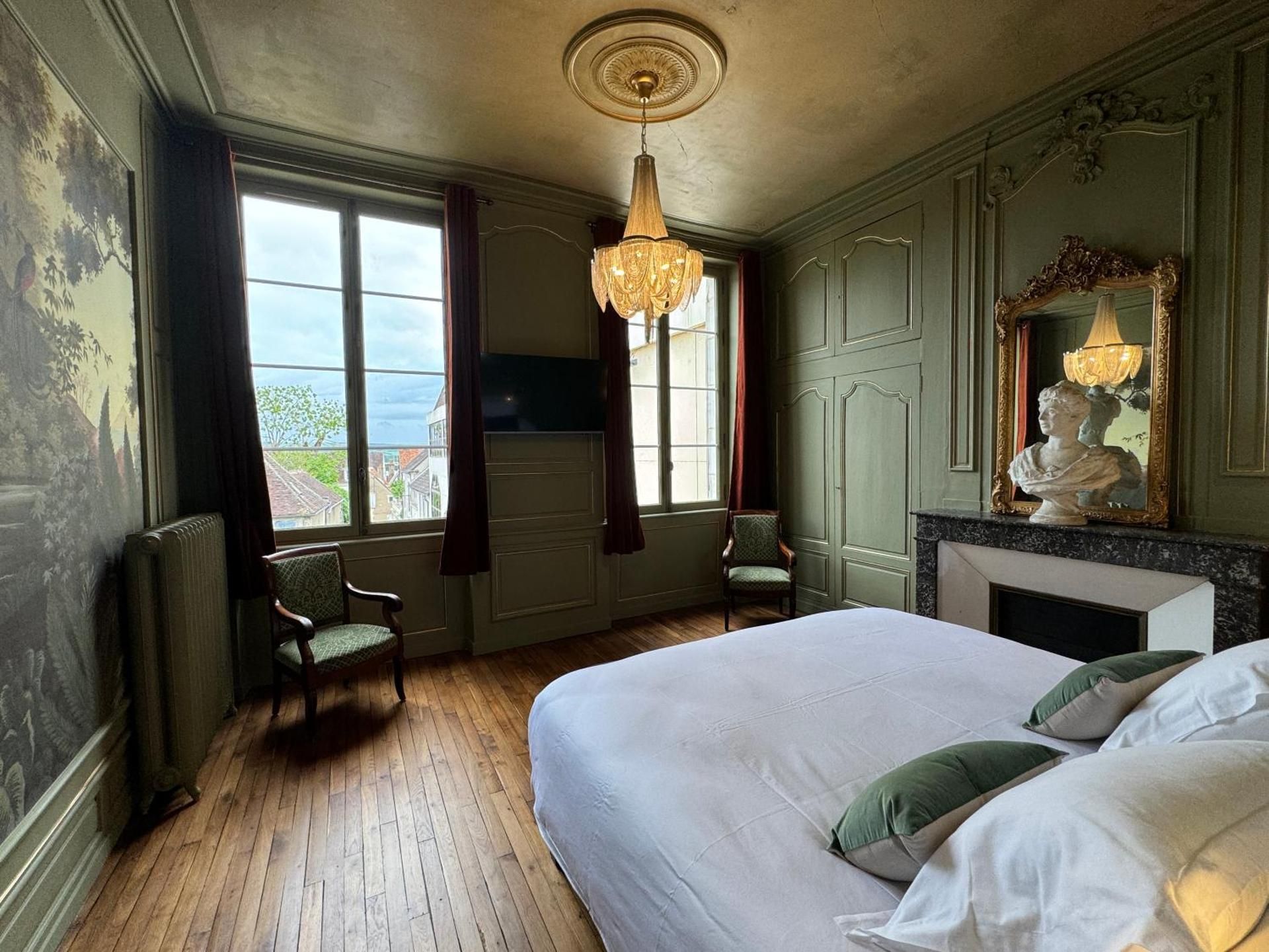Deluxe One-Bedroom Apartment