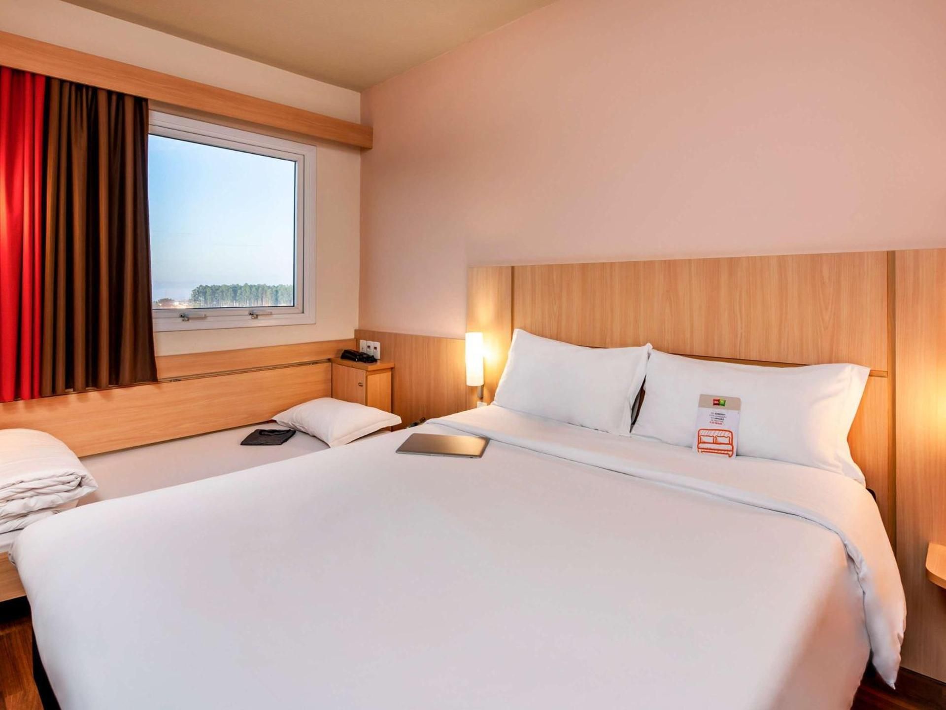 Standard room with a double bed