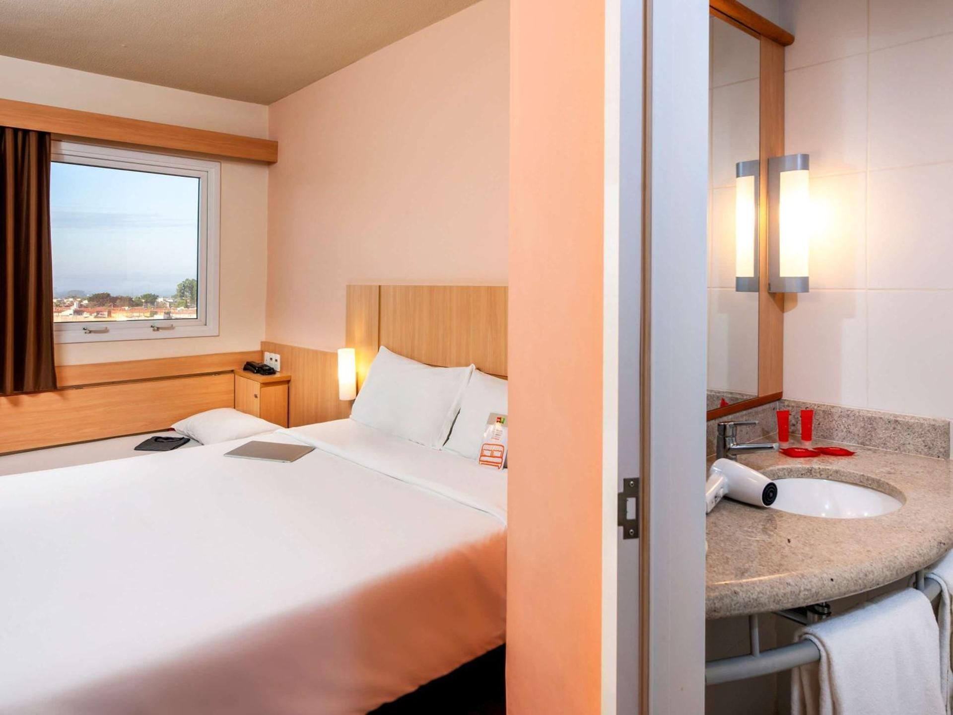 Standard room with a double bed