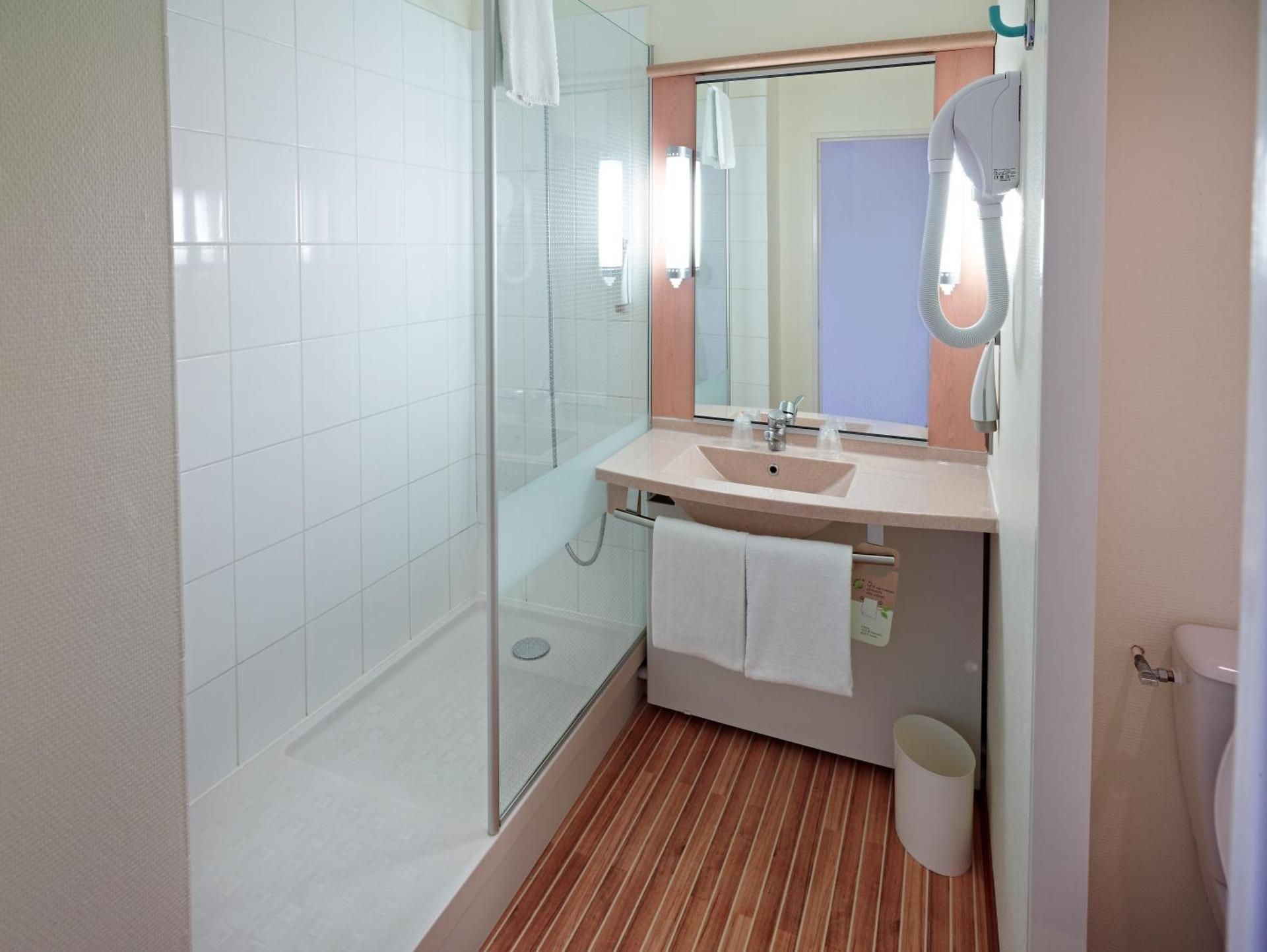 ibis Site du Futuroscope Standard Room with one double bed and one single bed 2