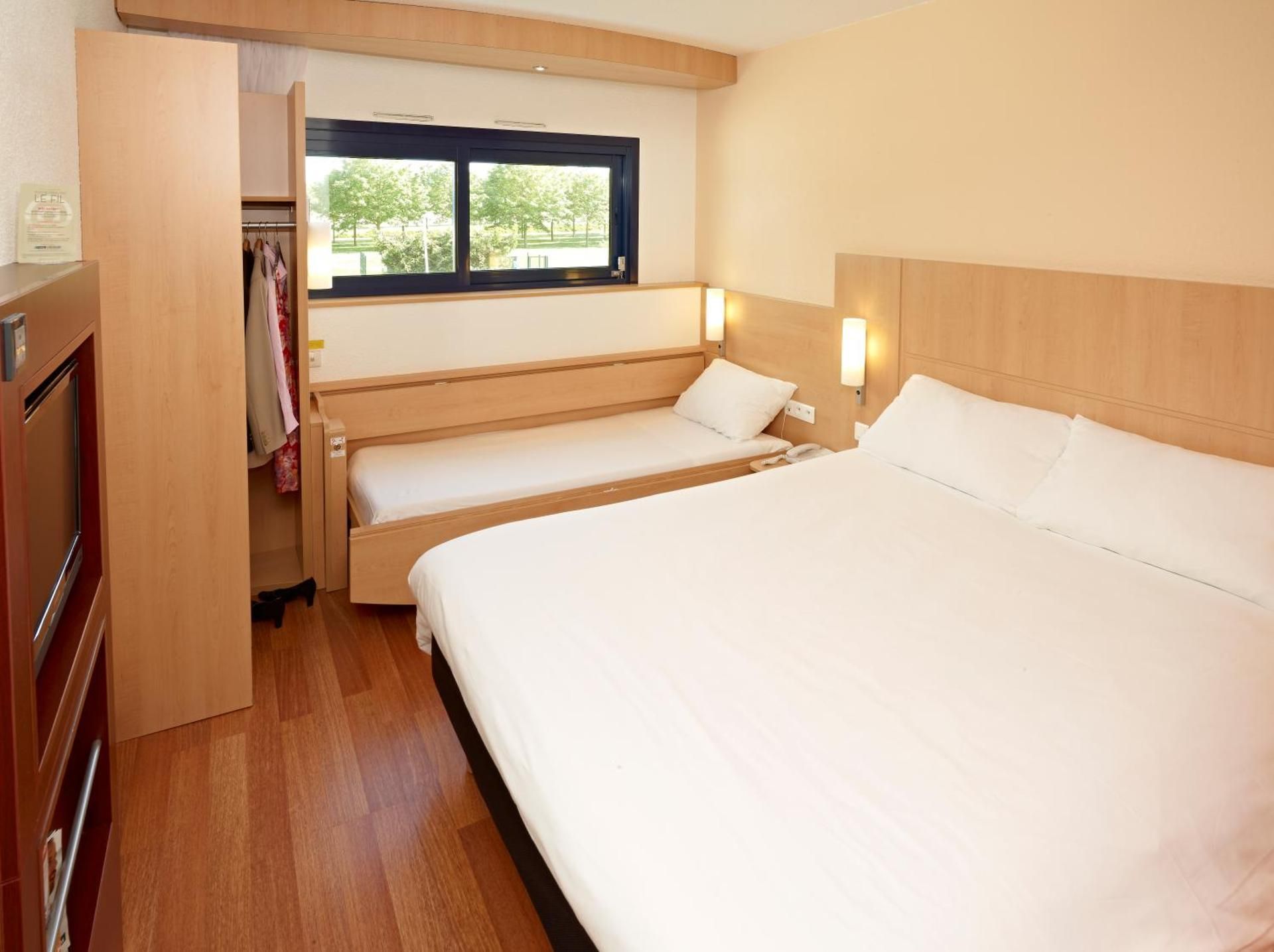 ibis Site du Futuroscope Standard Room with one double bed and one single bed