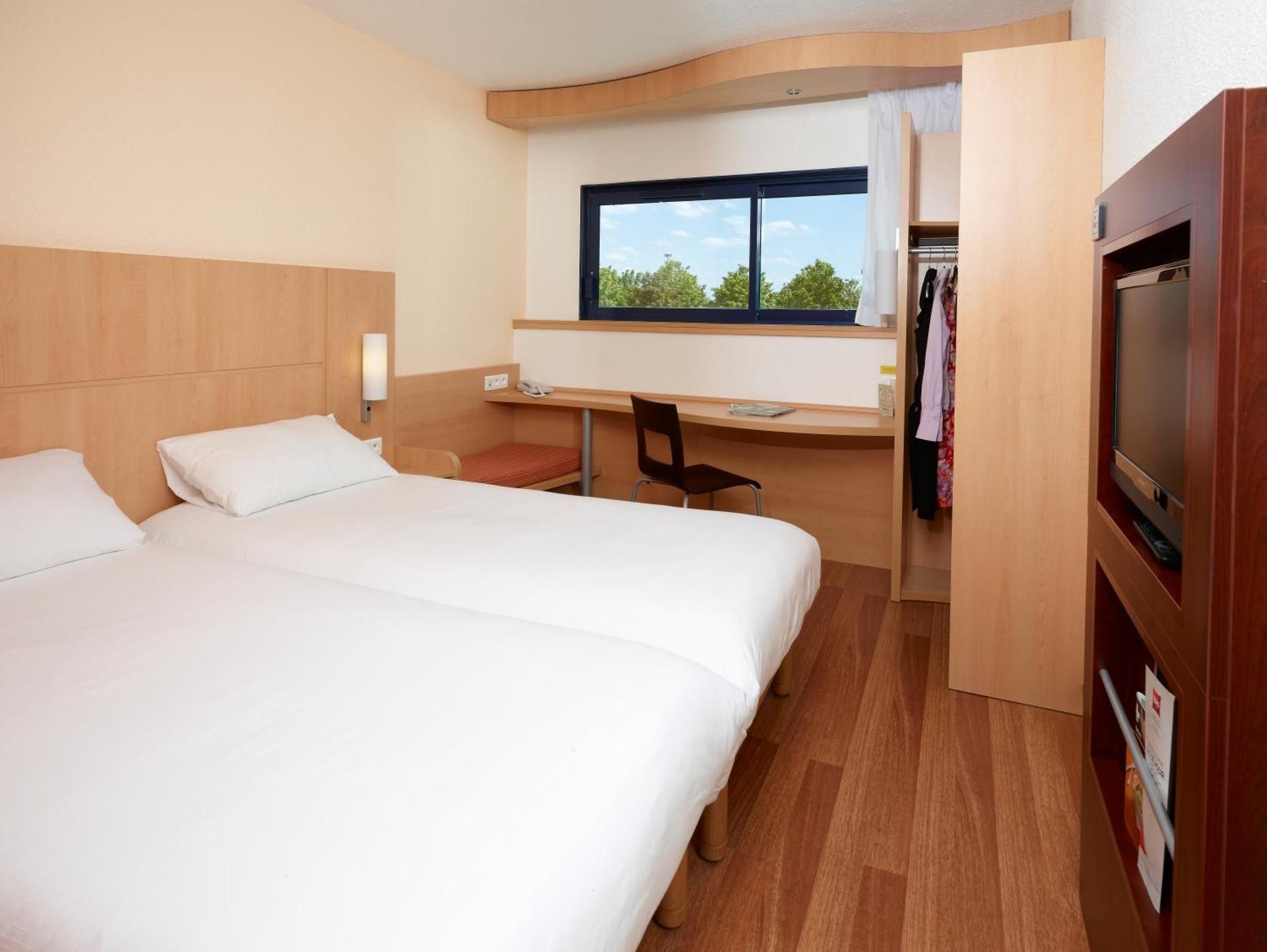 ibis Site du Futuroscope Standard Room with two single beds 2