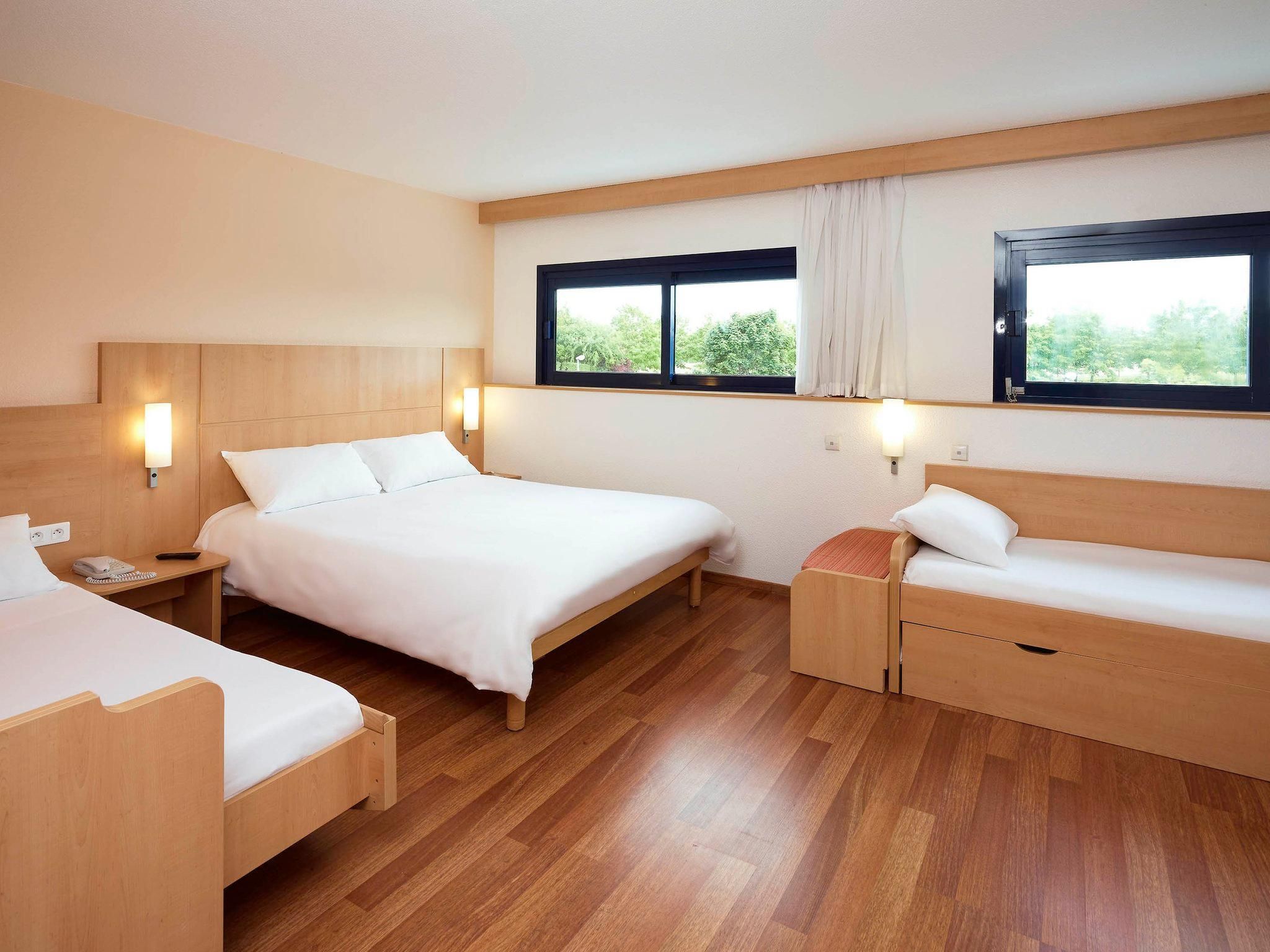 ibis Site du Futuroscope Standard Room with two single beds