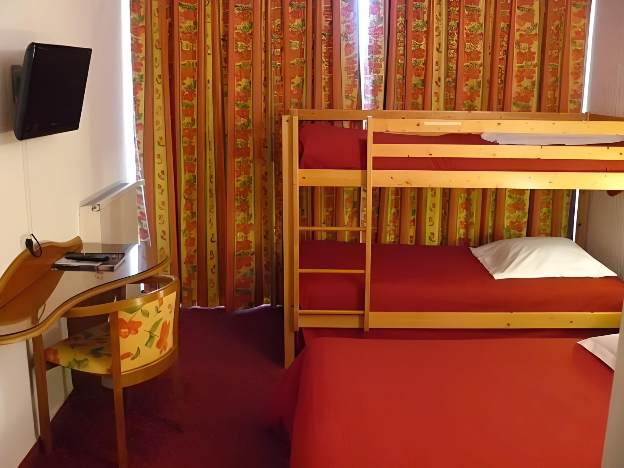 Family Room (2 Adults + 2 Children)
