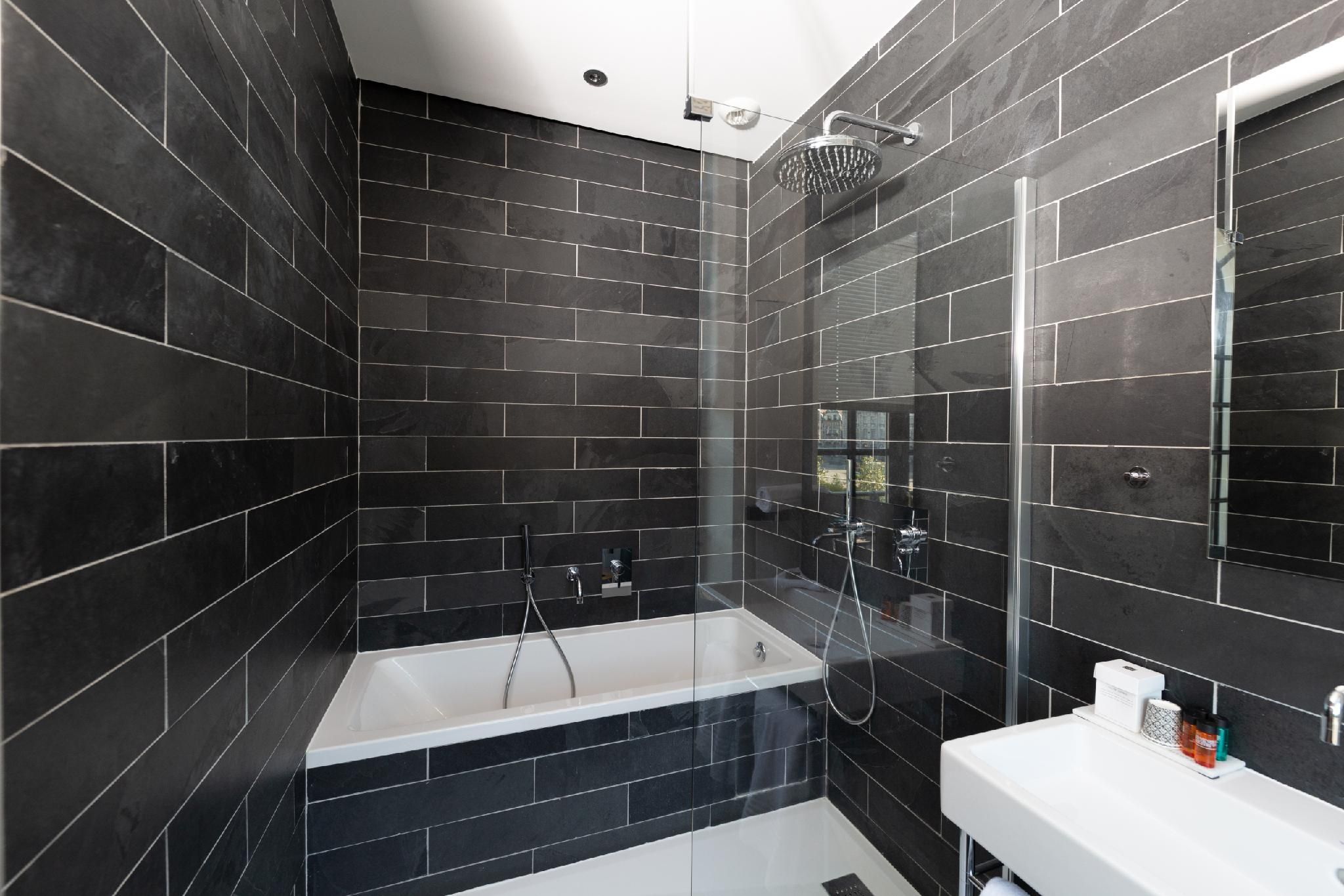 10/20-Appartement-De Luxe-Salle De Bain Et Douche-Vue Historique