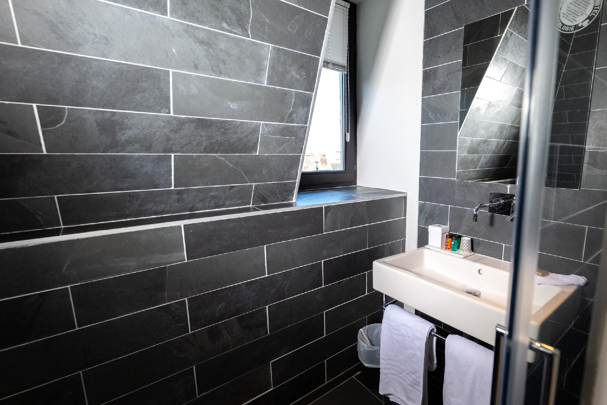 36-Appartement-Appartement-Salle De Bain Et Douche-Vue Sur La Cour