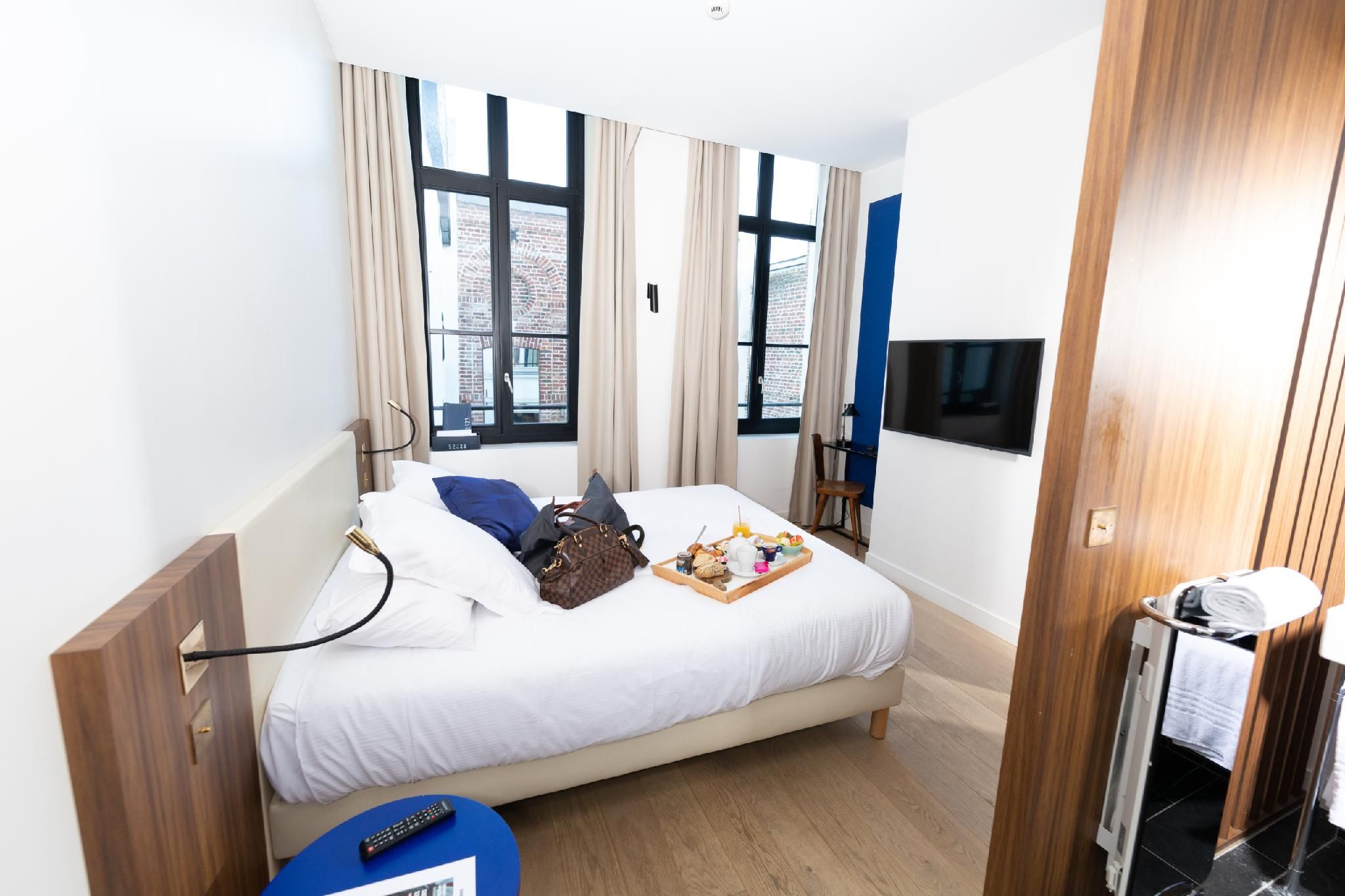 Grand Place Hotel 14/24-Suite-Suite Junior-Salle De Bain-Vue Sur La Cour 2