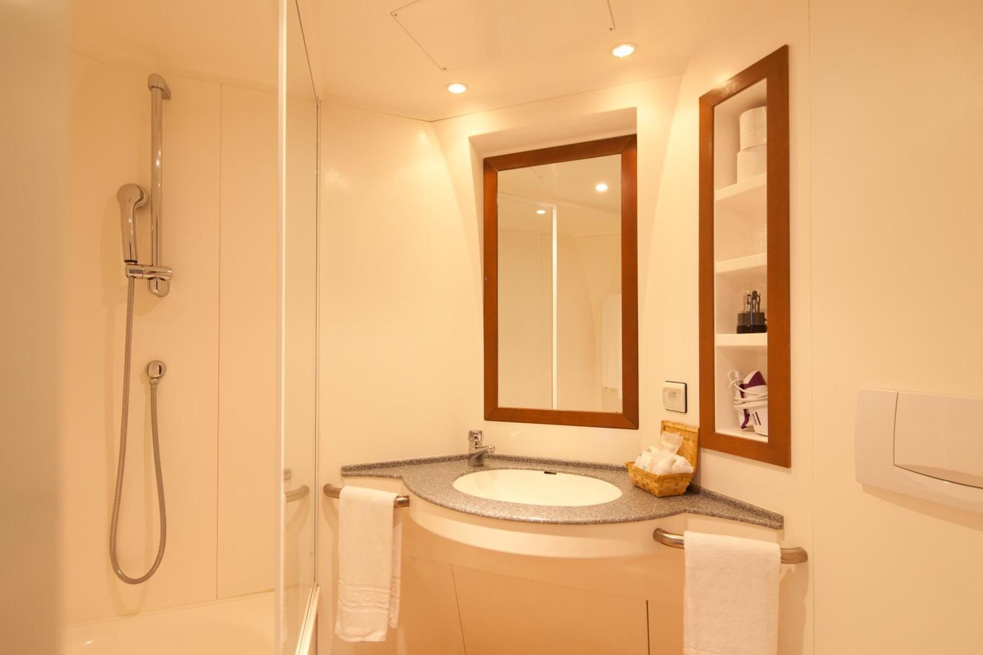 One-Bedroom Apartment (5 Adults)