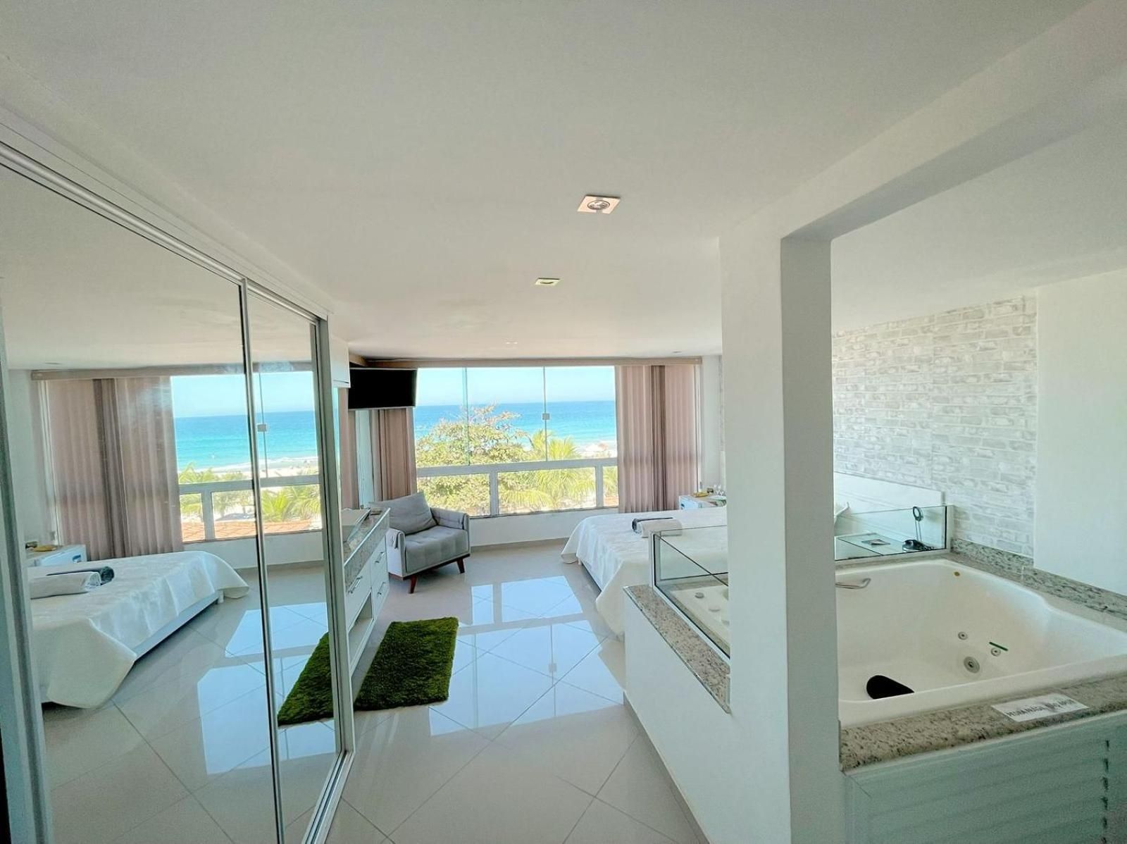 Queen Suite with Spa Bath