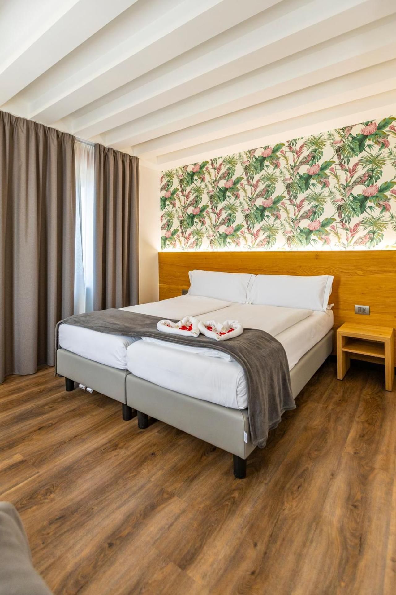 One-Bedroom Apartment with Lake View