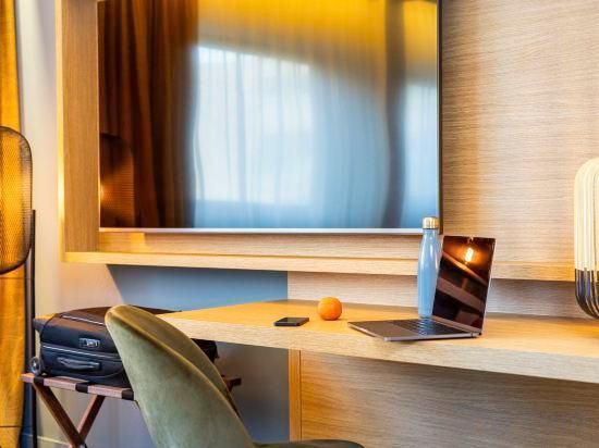 Privilege Room - 1 double bed, view of the pool