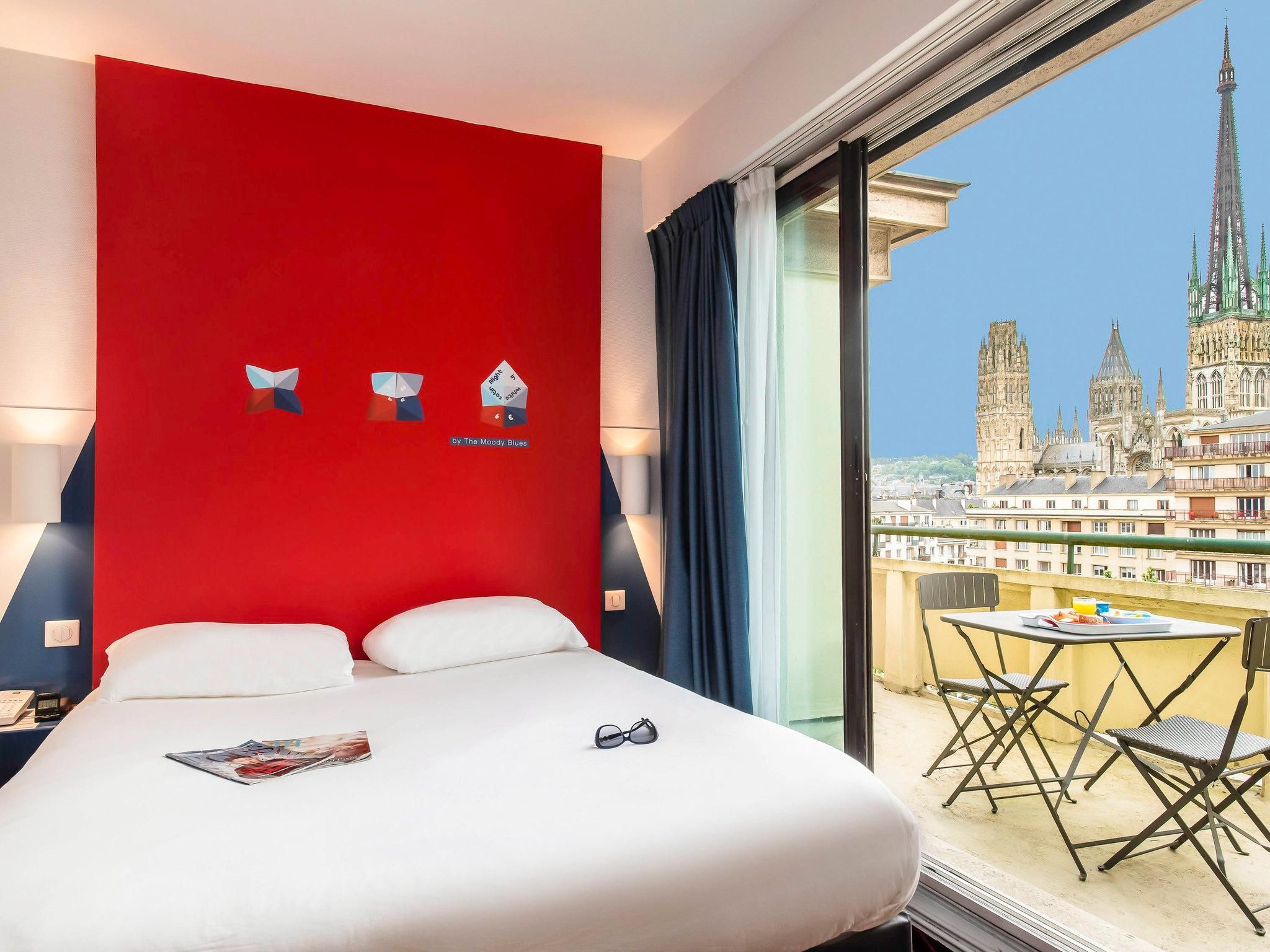 Standard room with 1 twin bed and a balcony with views of the Seine