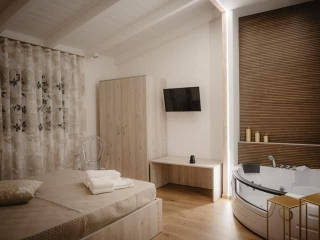 Deluxe Suite with Spa Bath