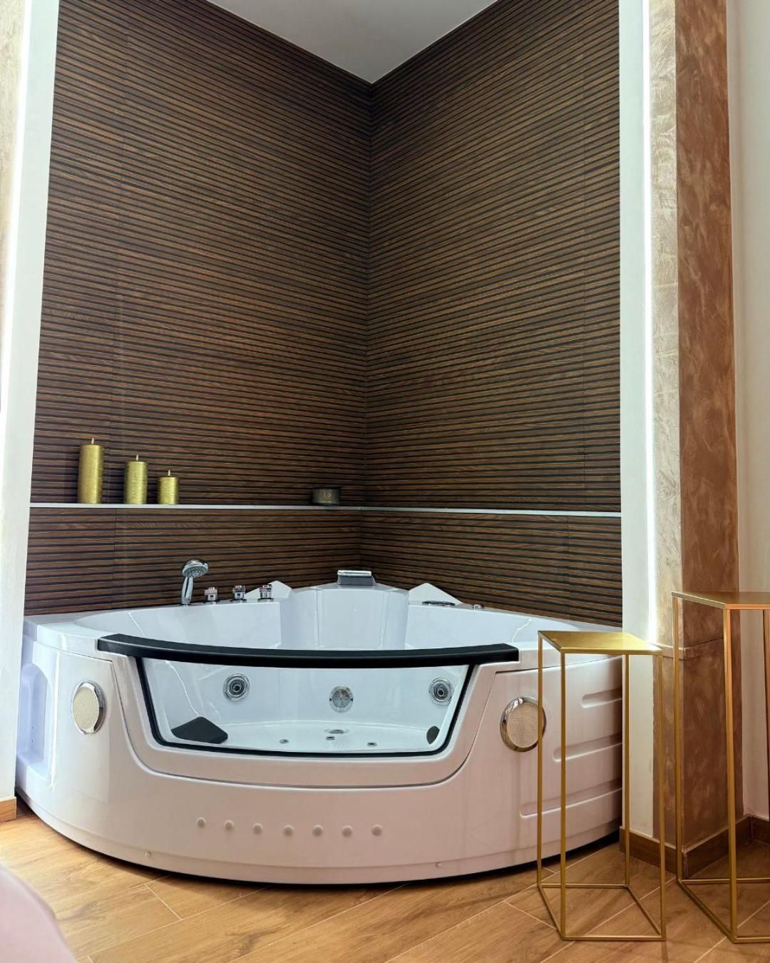 Deluxe Suite with Spa Bath