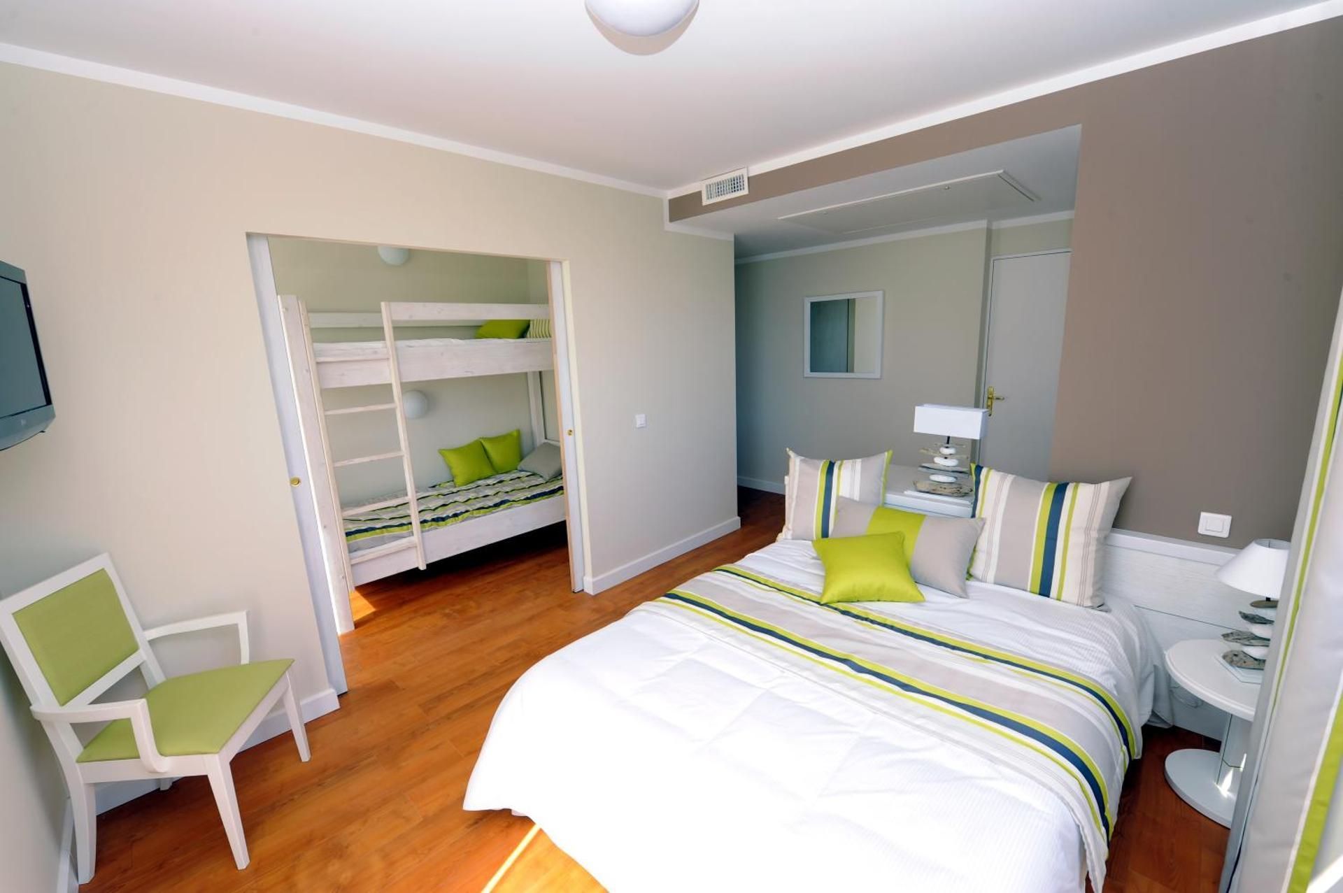 Family Room (2 Adults + 2 Children)