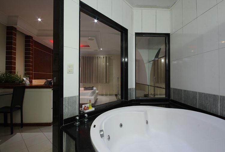 Suite with Hot Tub