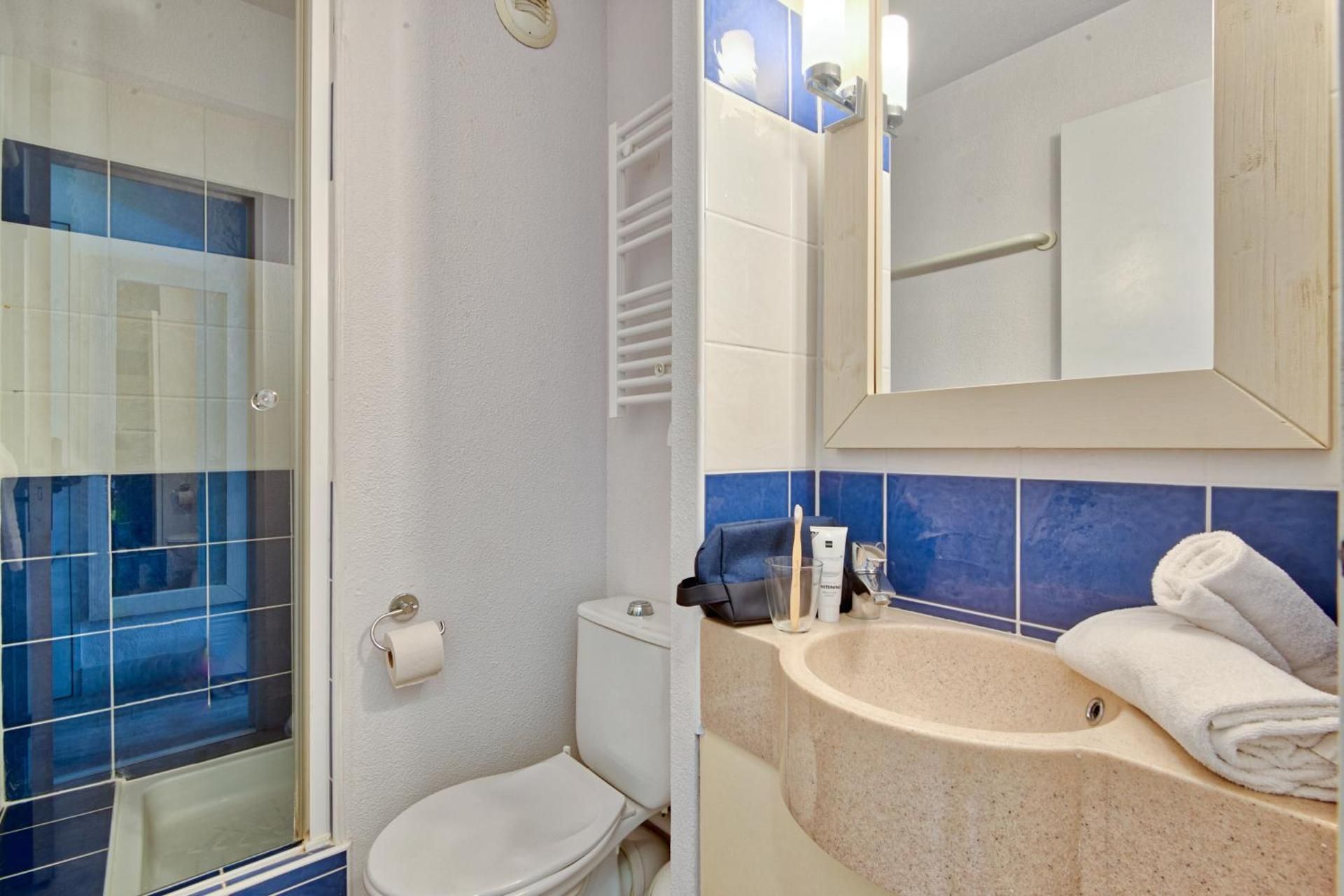 Standard One-Bedroom Apartment with Sleeping Alcove and Terrace or Balcony (6 People) - Garden View