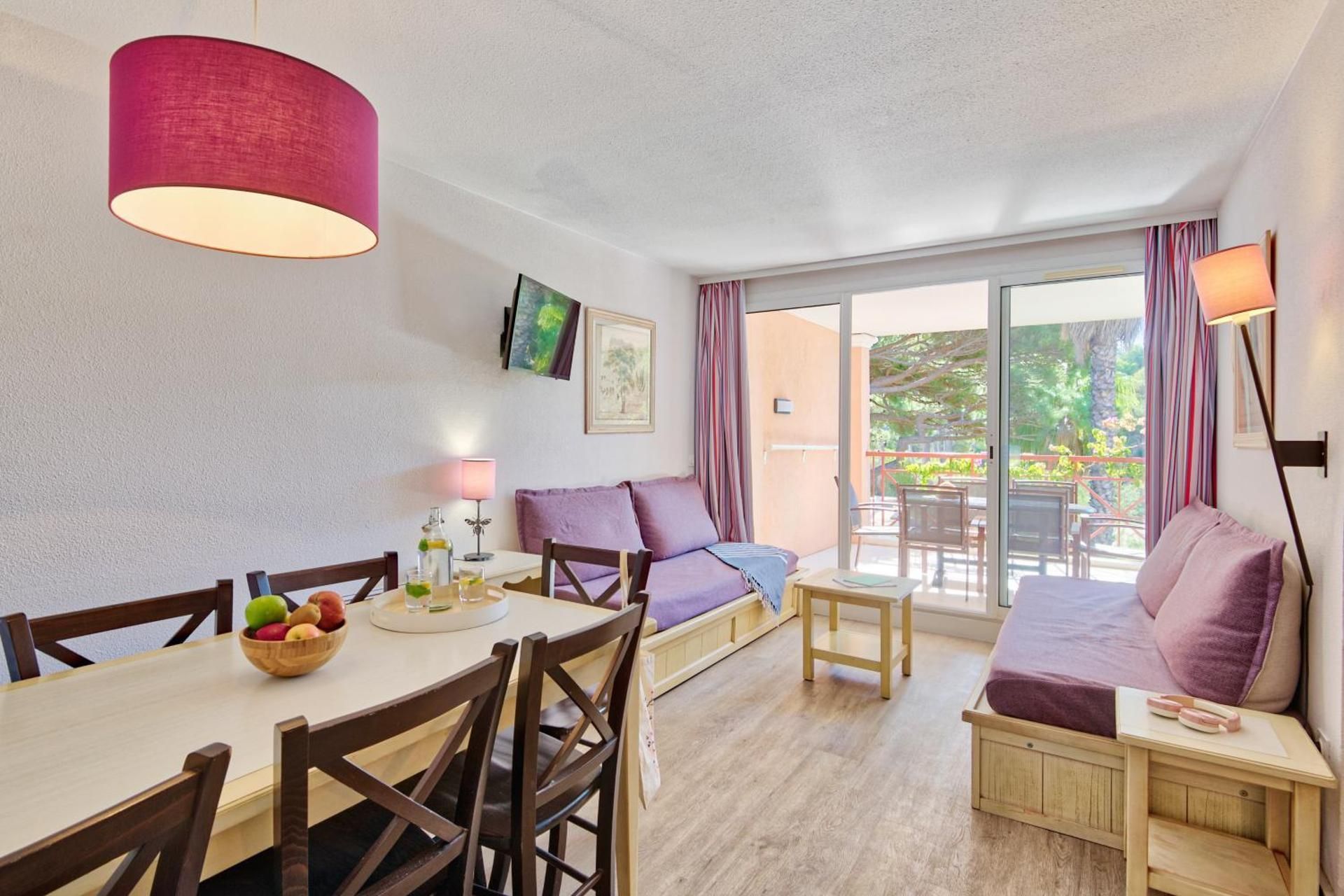 One-Bedroom Apartment with Sleeping Alcove and Terrace or Balcony (6 People) - Garden View