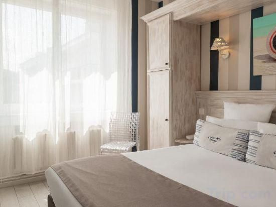 Double room partial sea view