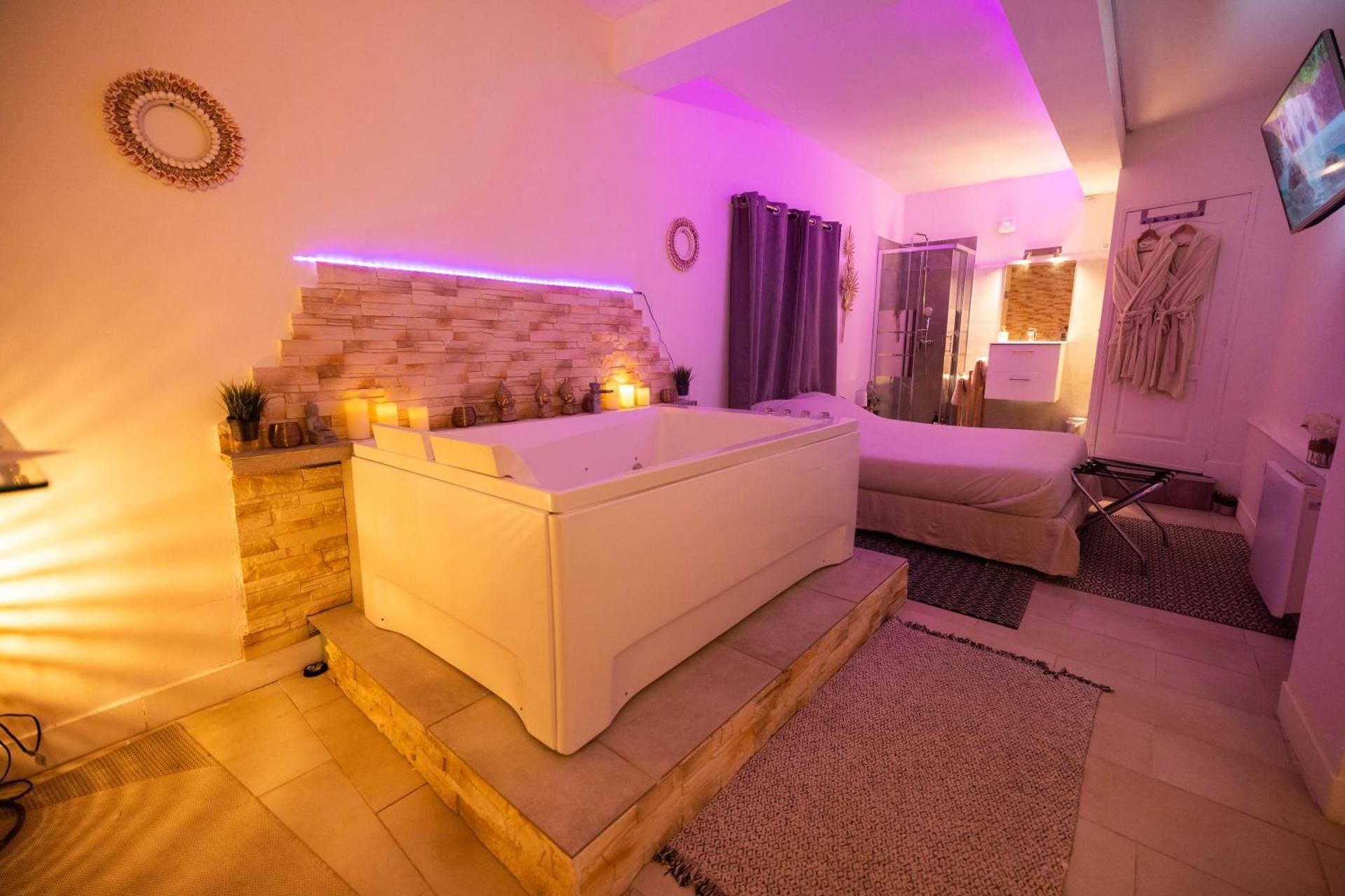 Studio with Spa Bath