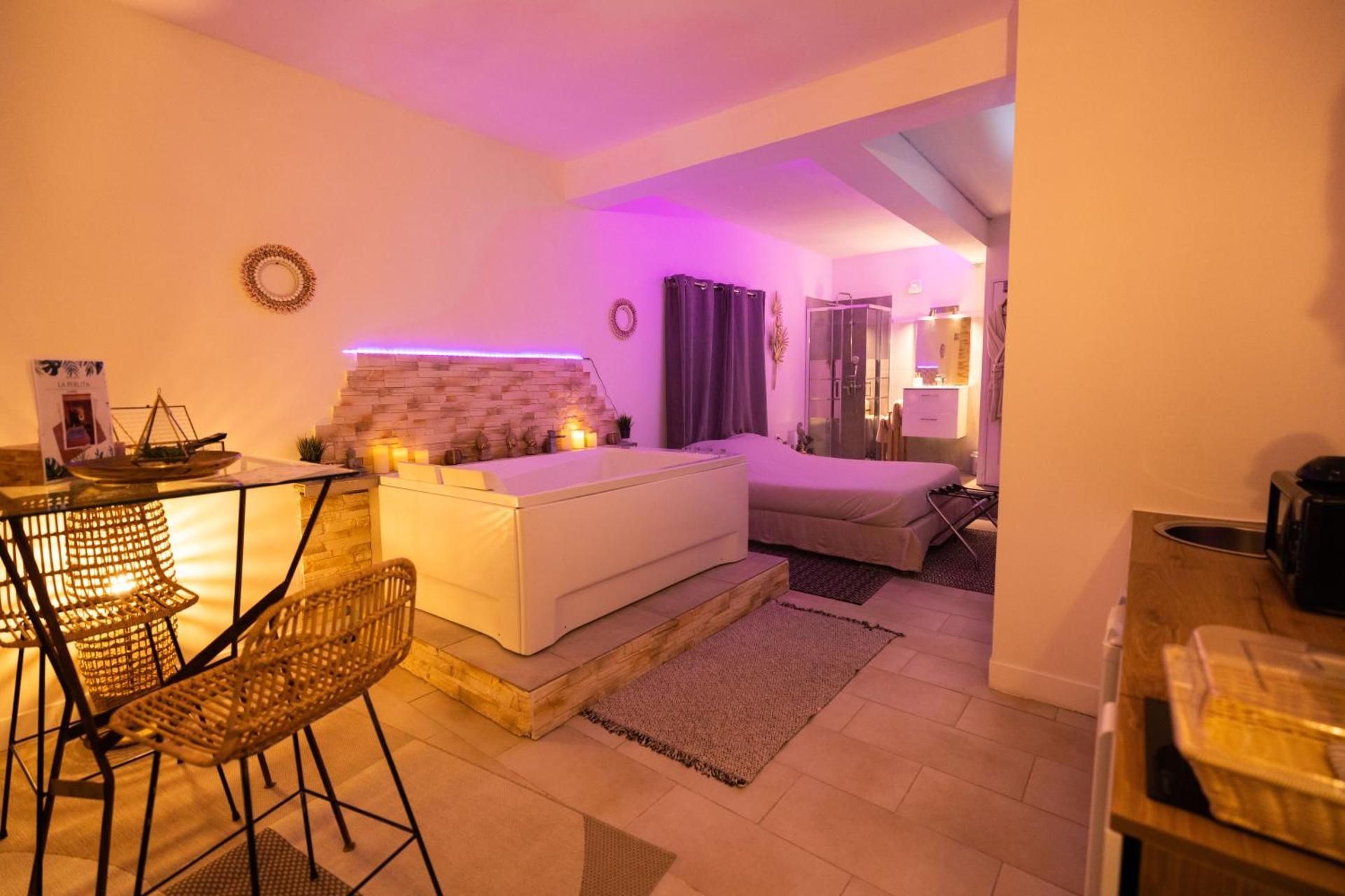 Studio with Spa Bath