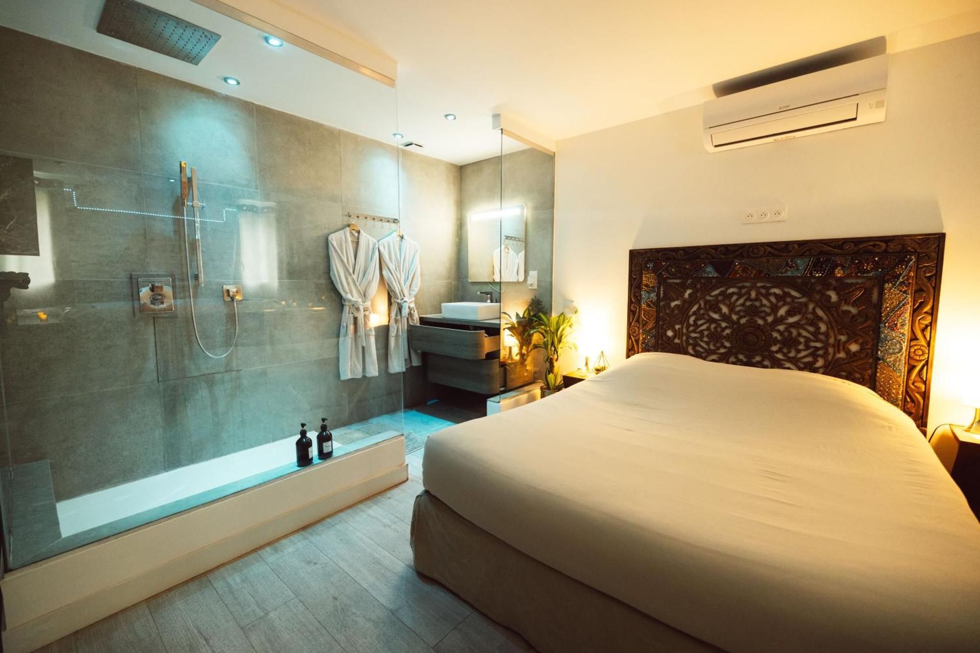 Suite with Hot Tub