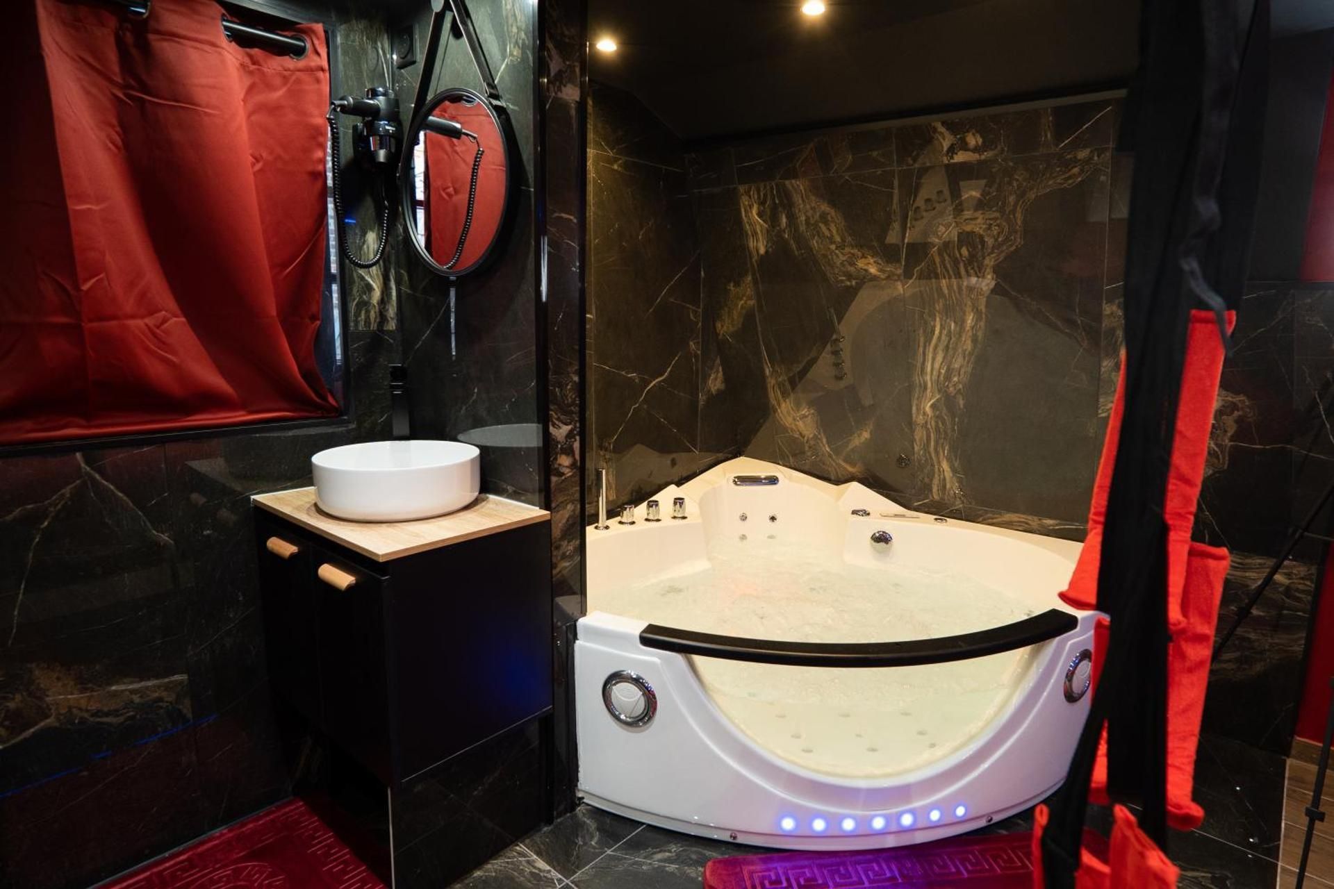 Capsule Secret - Jacuzzi - Netflix & Home cinema - Jeux de couple - Barre de pole dance One-Bedroom House