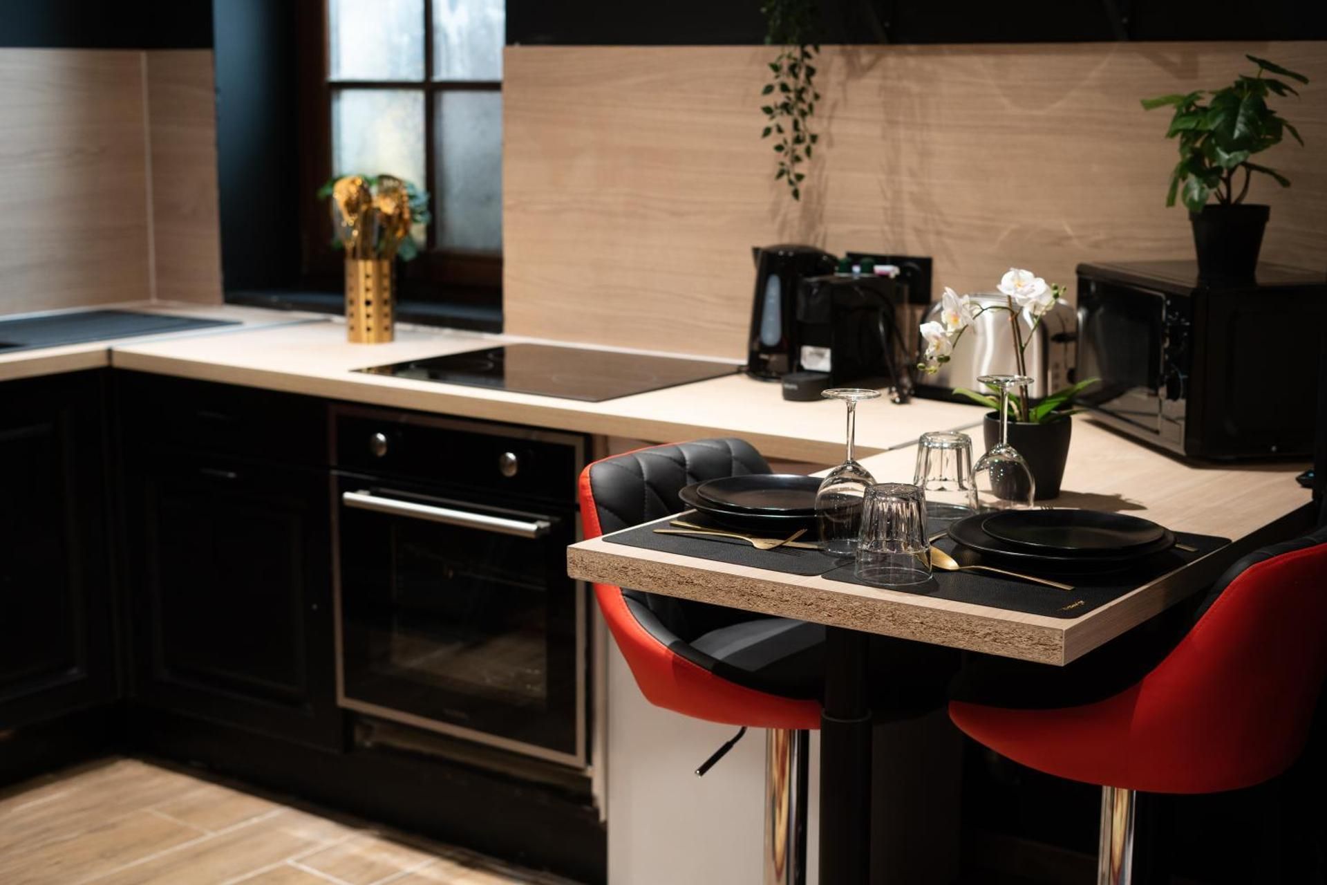 Capsule Secret - Jacuzzi - Netflix & Home cinema - Jeux de couple - Barre de pole dance