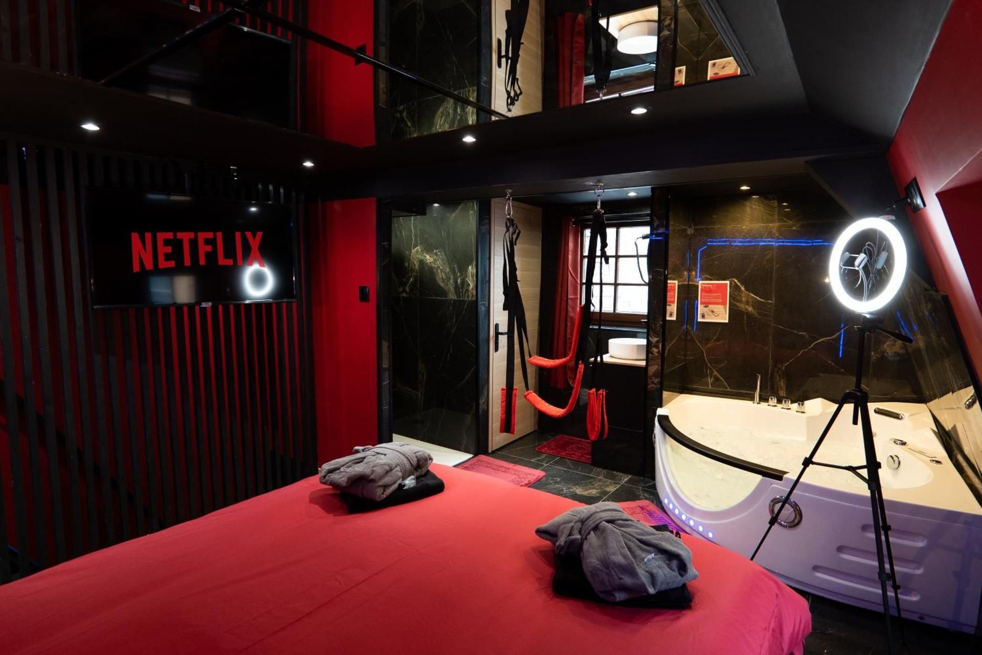 Capsule Secret - Jacuzzi - Netflix & Home cinema - Jeux de couple - Barre de pole dance One-Bedroom House 2
