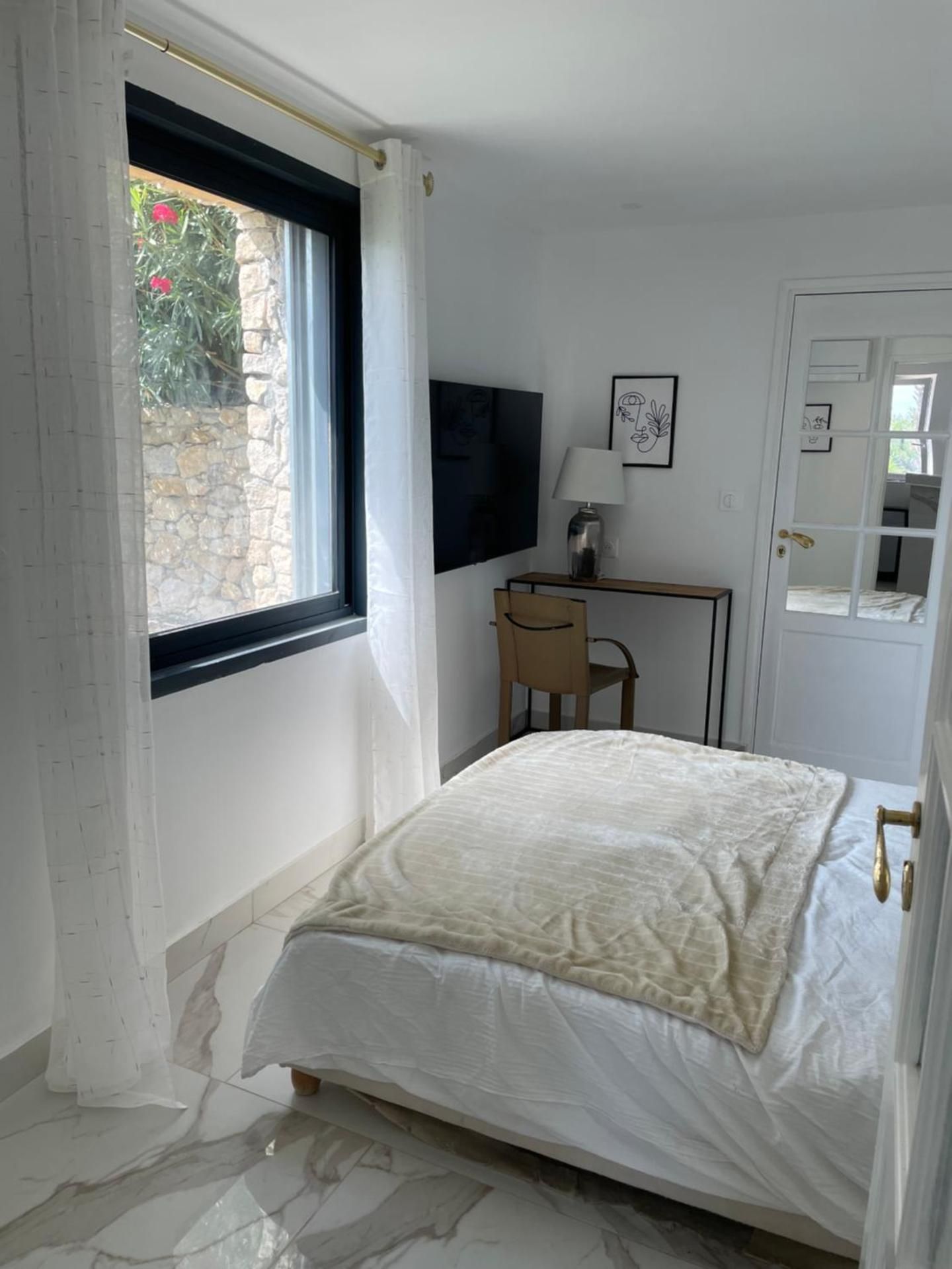 Queen Suite with Pool View