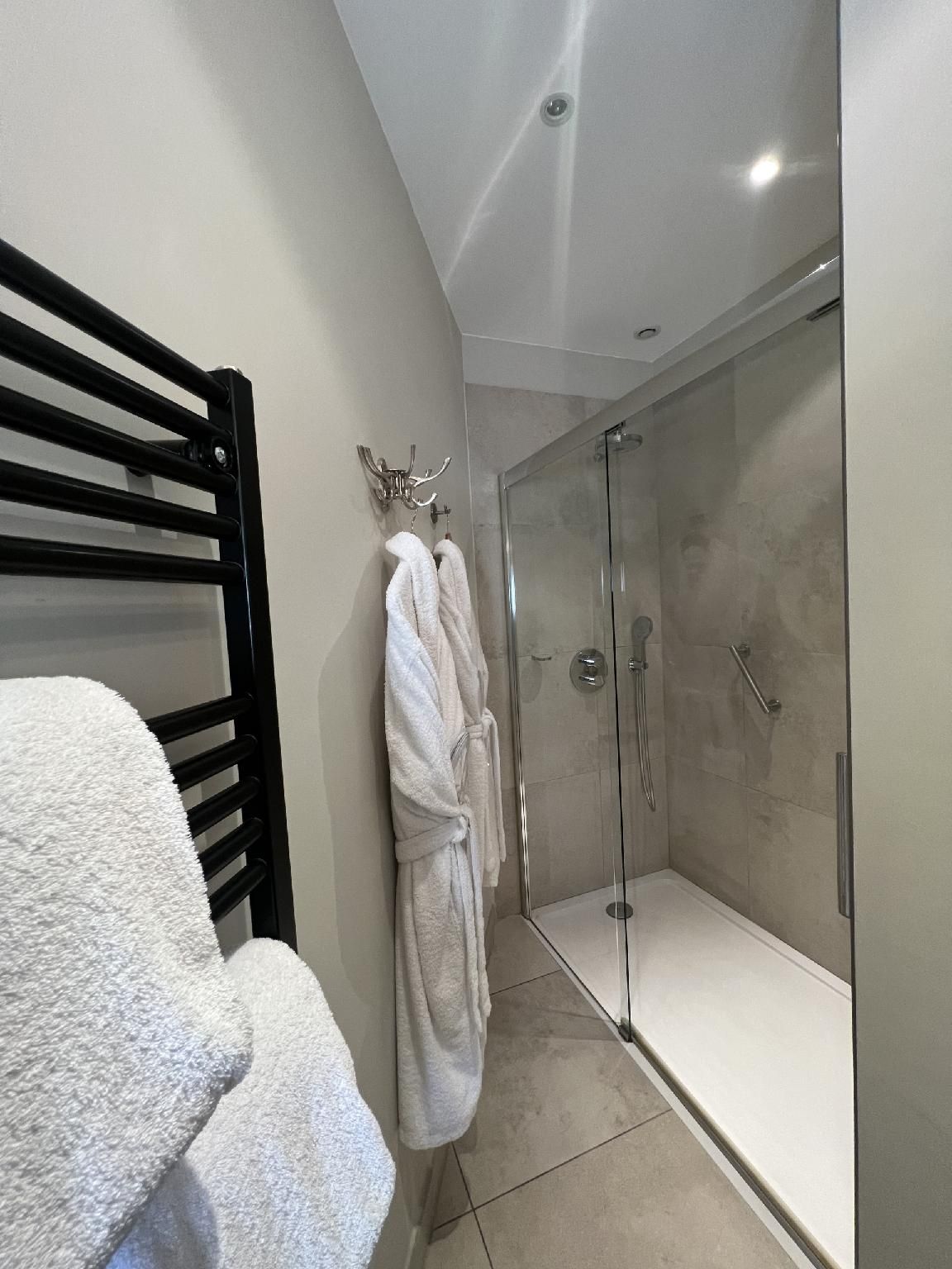 Suite-Douche-Vue sur Piscine-et jardin Intra-muros
