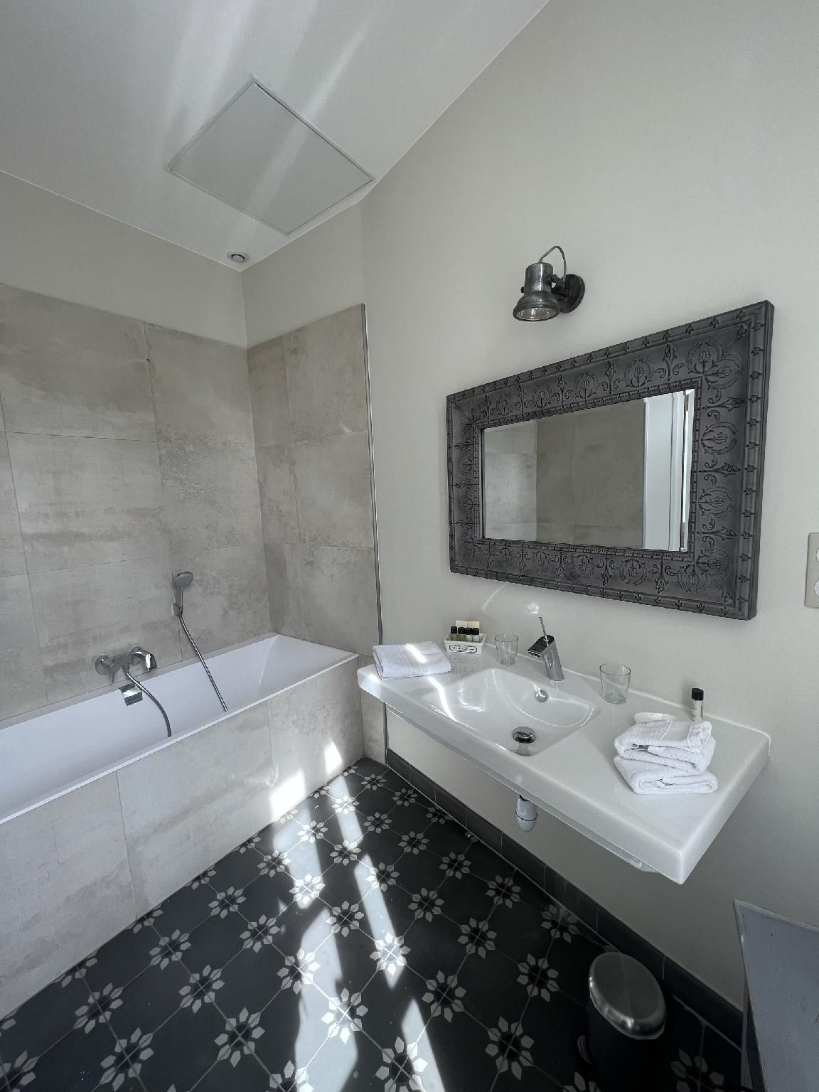 Double-Salle de bain-Vue sur Piscine-et jardin Le Boudoir