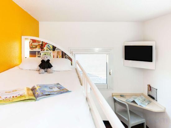 Break Room 1 double bed and 1 mezzanine bed, sleeps up to 3 people