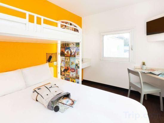 Break Room 1 double bed and 1 mezzanine bed, sleeps up to 3 people