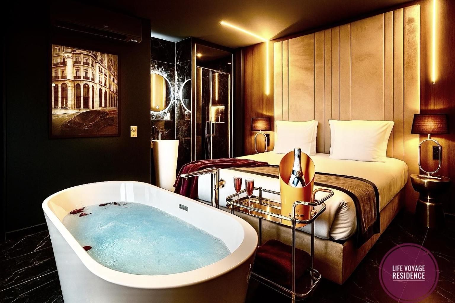 Deluxe Junior Suite - Private Whirlpool Bath