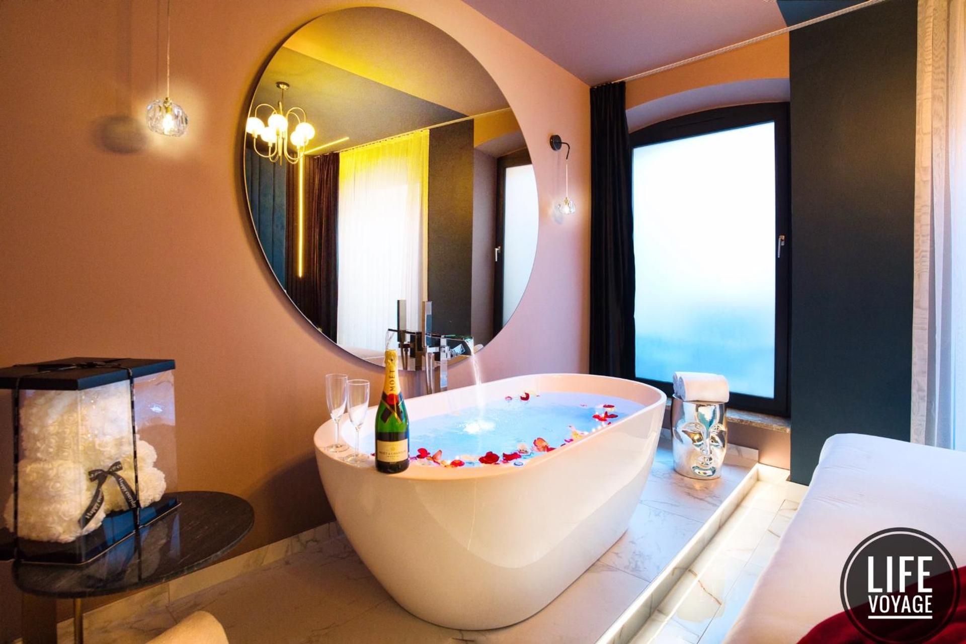 Suite Deluxe - Private Sauna & Whirpool Bath